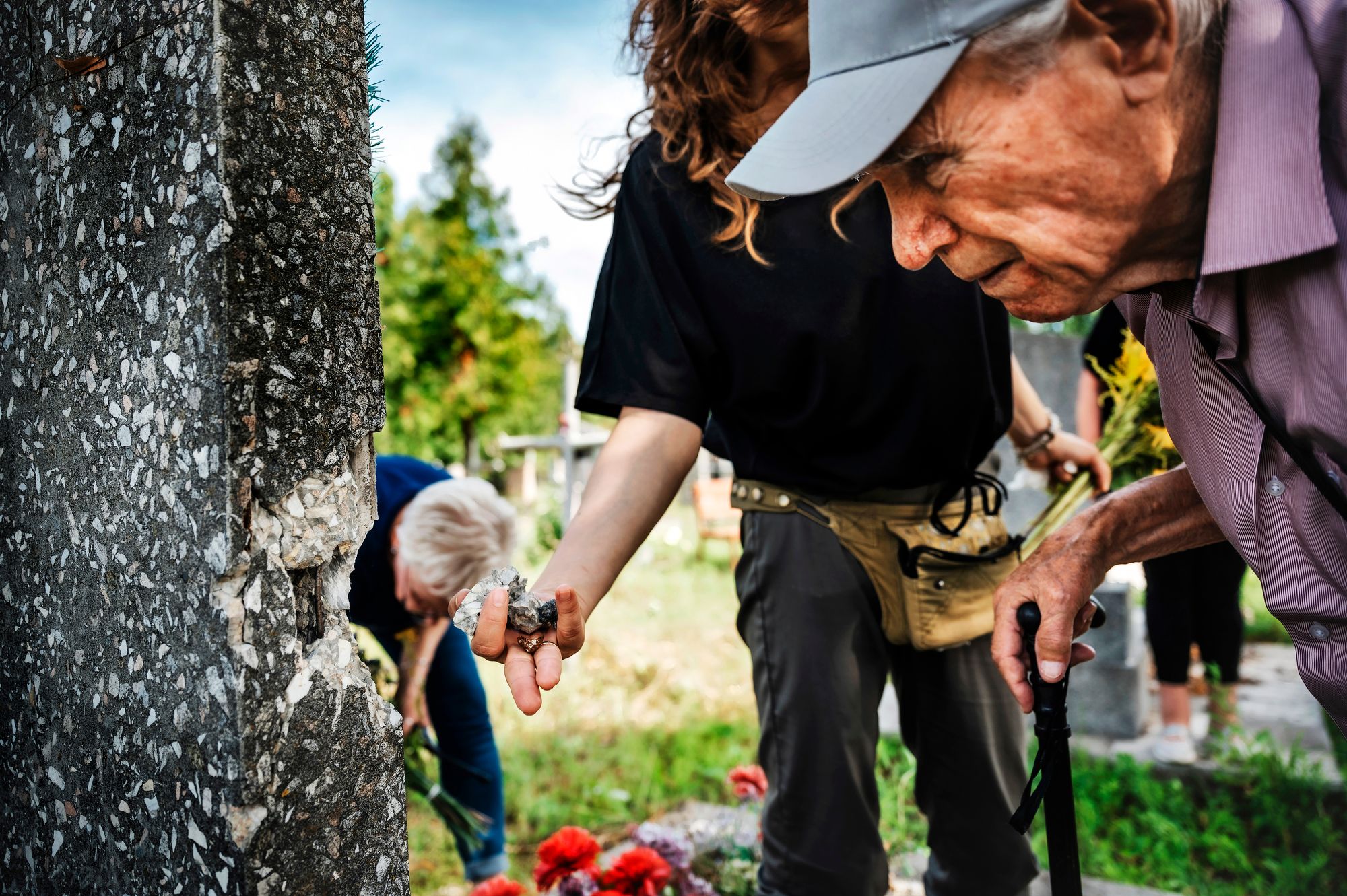 Могила матери Владимира, 1899 года рождения, повреждена выстрелами русских. ”Мне нужно много времени, чтобы привести в порядок могилы всех родных.” - говорит Владимир.