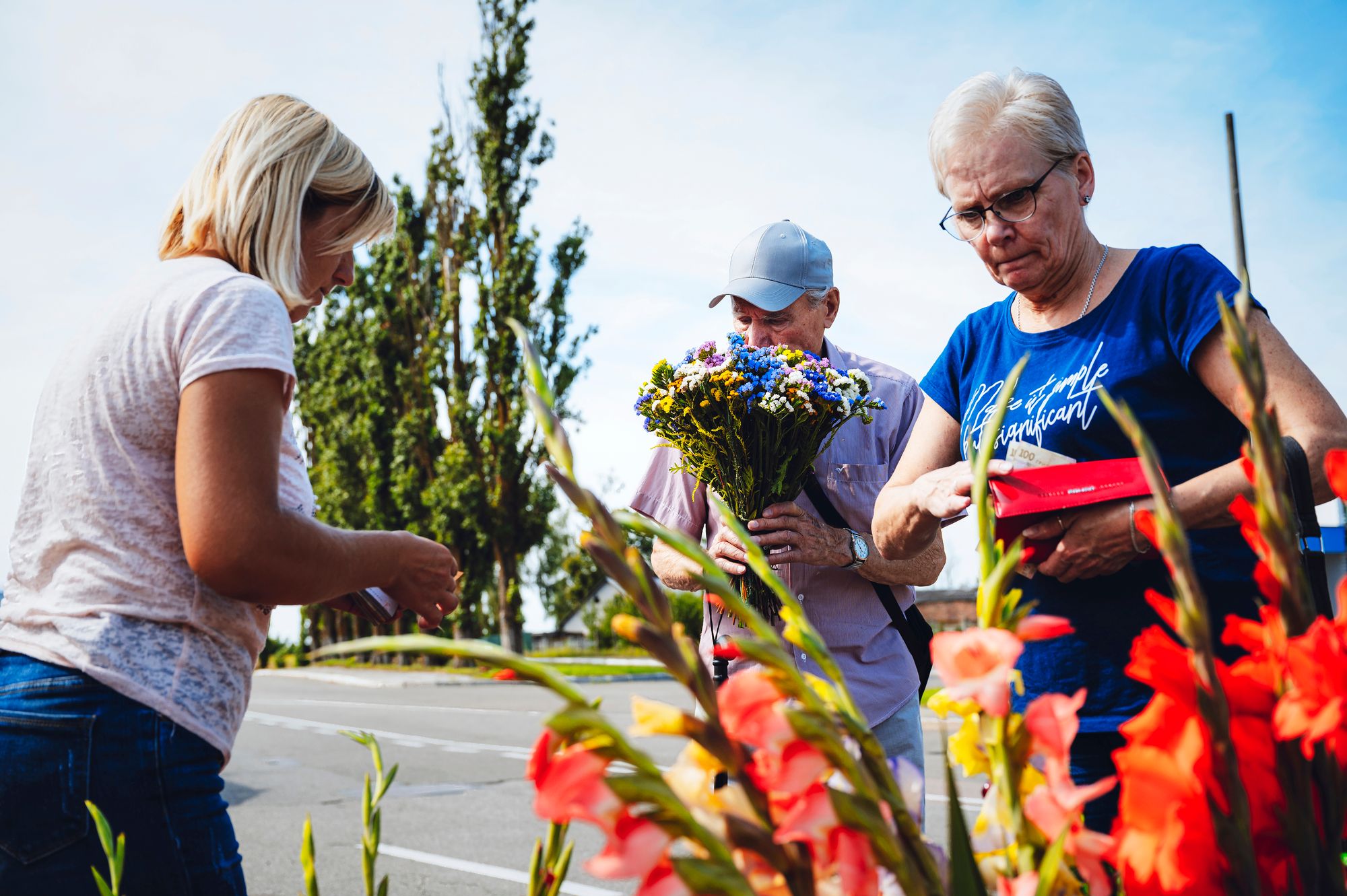 Tetyana ja Volodymyr ostivat hautausmaan portilta kukkia ja toivoivat, että saavat viedä ne vahingoittumattomille leposijoille. © Miska Puumala
