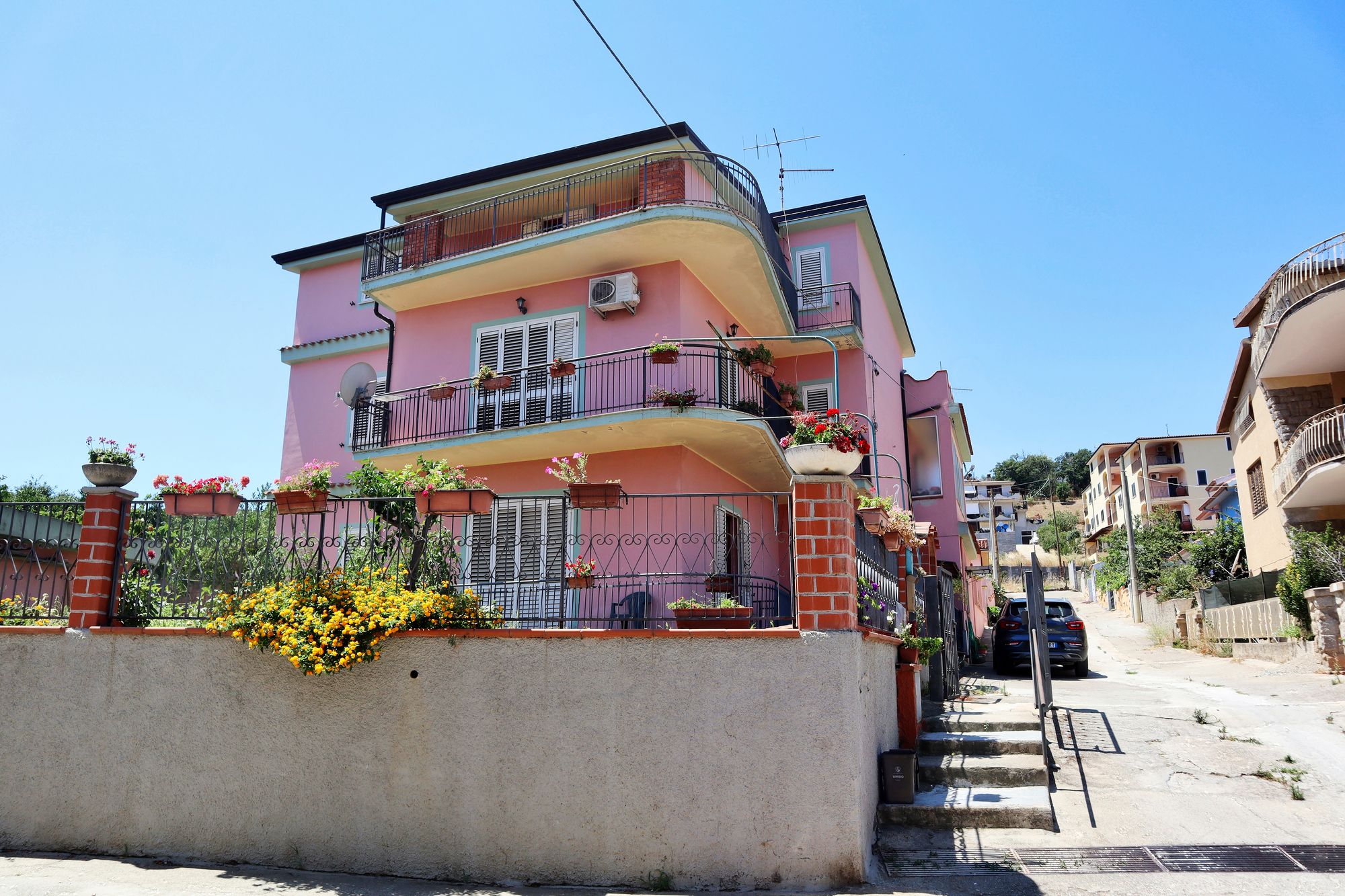 Pastellisävyiset julkisivut ovat tyypillisiä sardinialaisten pikkukylien rakennuksille, kuten tässä Bari Sardossa sijaitsevassa vaaleanpunaisessa talossa. © Anneli Juutilainen