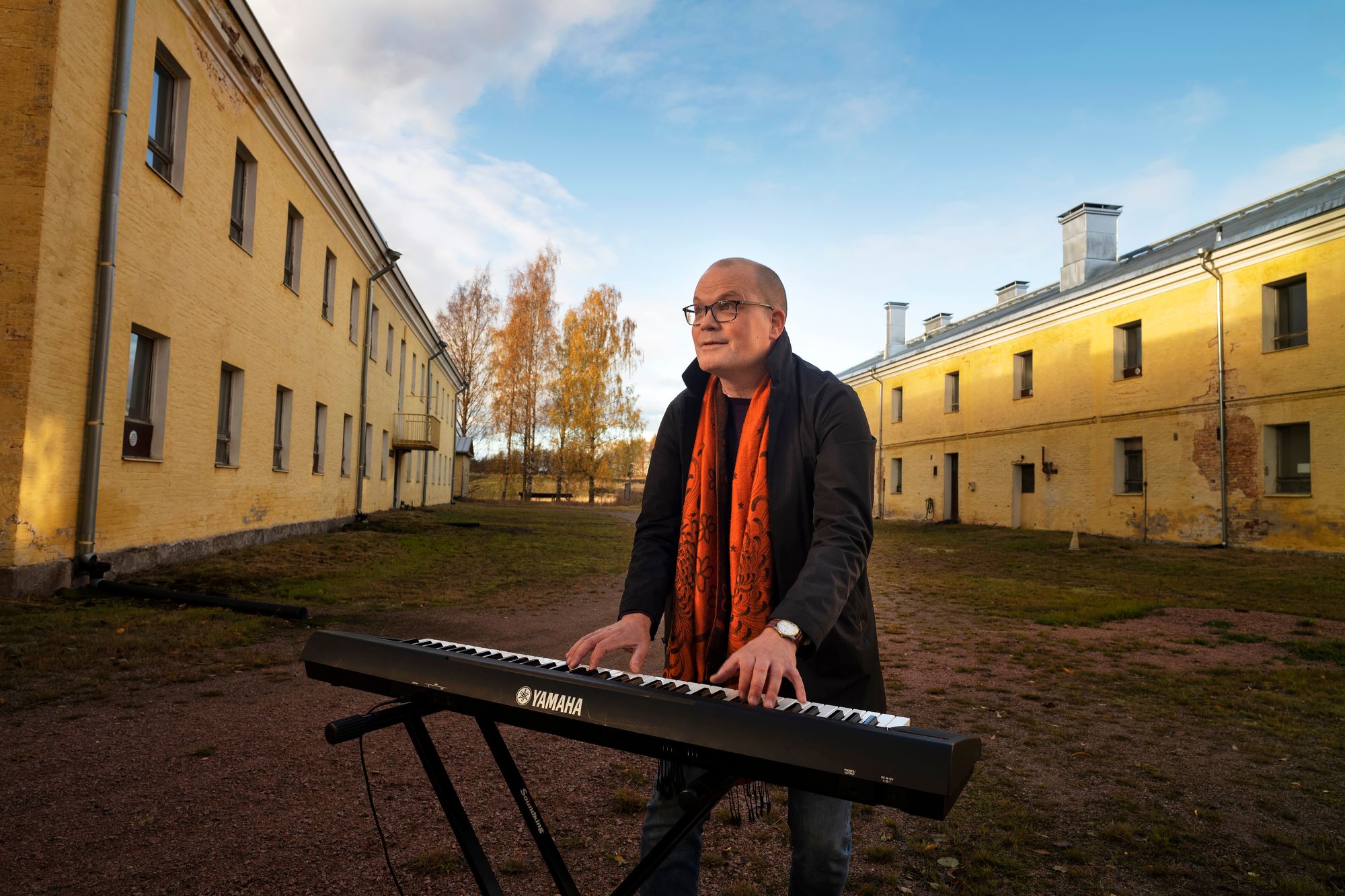 Kotkalainen pianotaiteilija Esa Ylönen näkisi mielellään Kyminlinnan linnoituksen myös konserttipaikkana. © Arto Wiikari