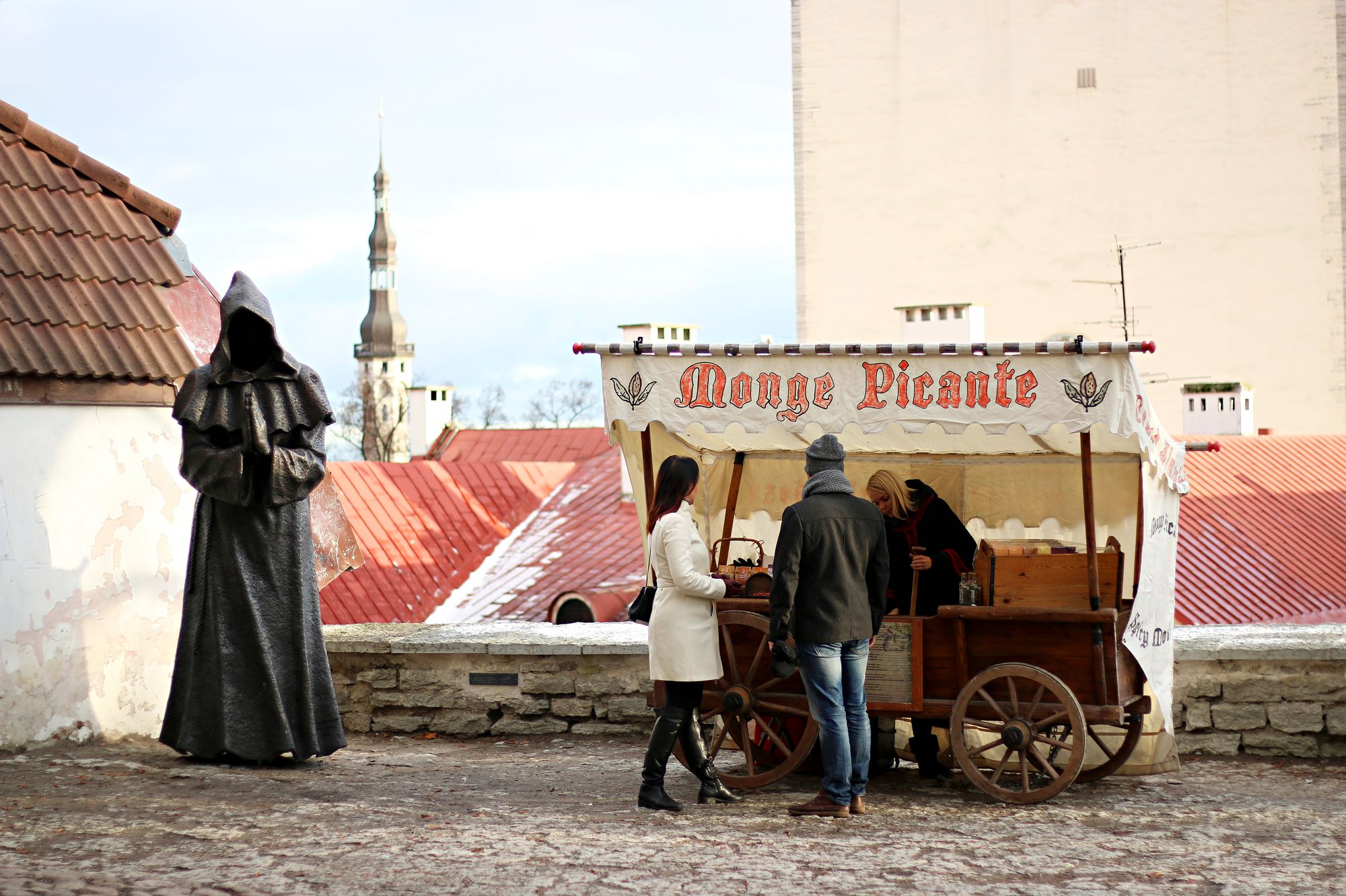 Kojuista voi ostaa esimerkiksi maustettuja manteleita tai kuumia pähkinöitä. © Visit Estonia