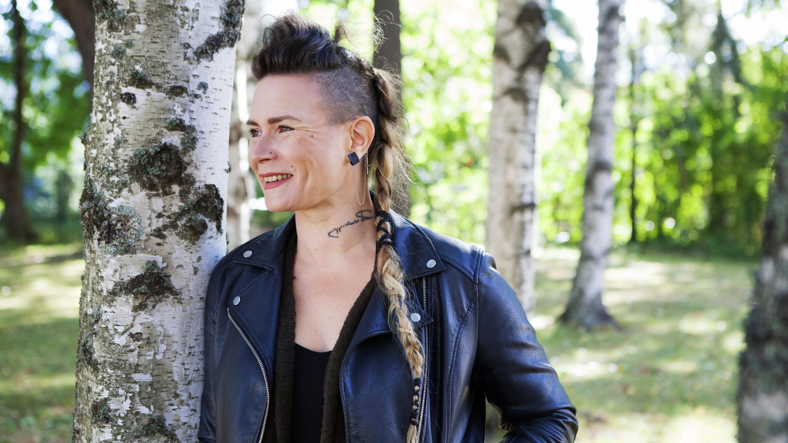Kuulo-ongelma sai Jenni Ahtiaisen suunnittelemaan koruja kuulokojeeseen.