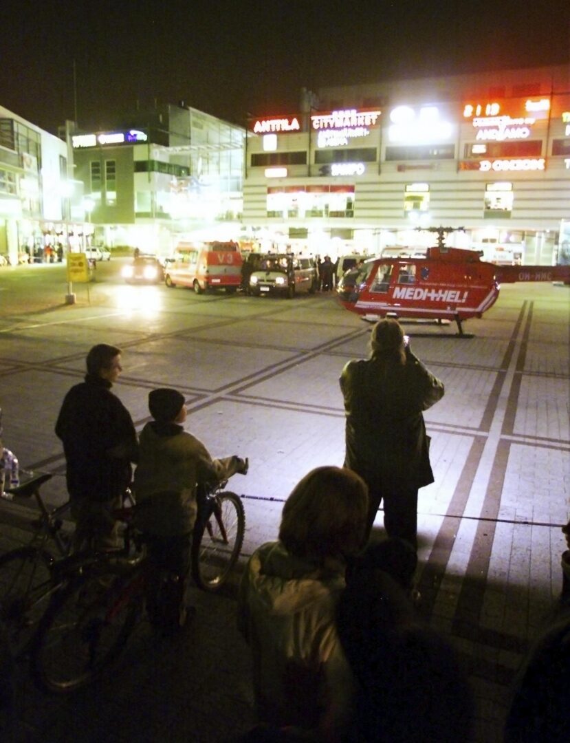 Ambulanssit Myyrmäen ostoskeskuksessa 2002