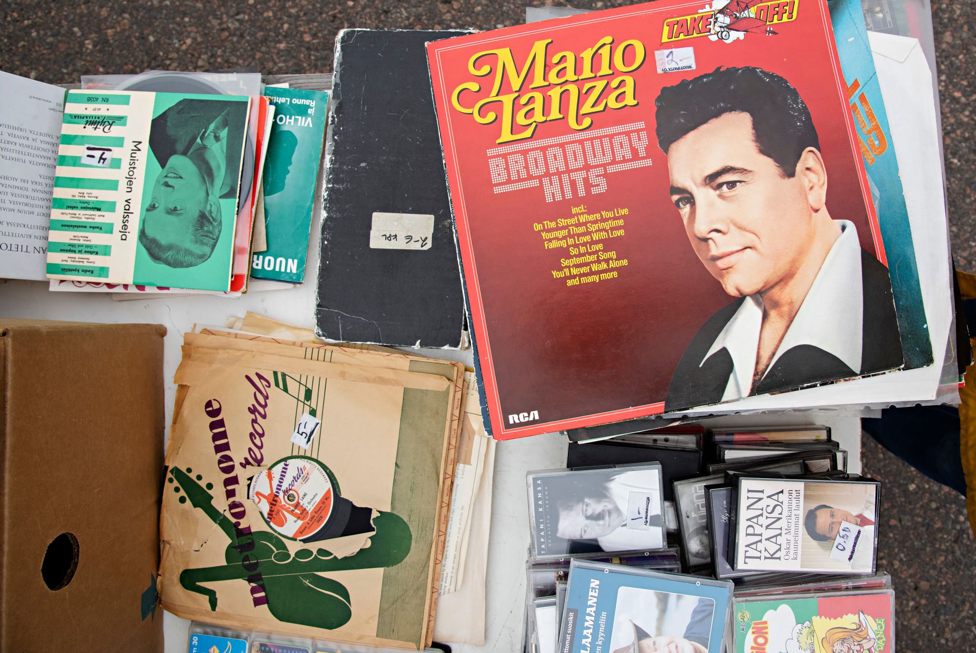 Halion ostaa LP-levyn, jolla Mario Lanza tulkitsee Broadwaylta tuttuja kappaleita. © Susa Junnola
