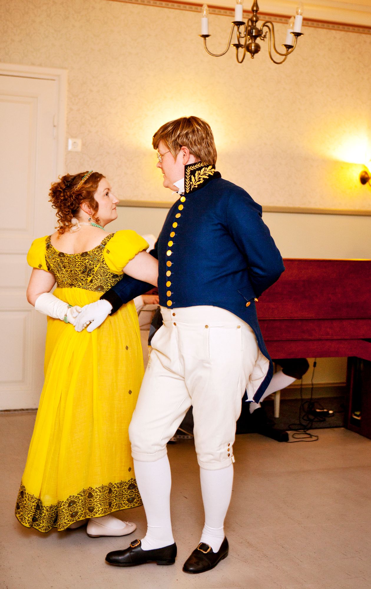 Tanssimestari Petri Myllynen ja Pia Gerbaulet näyttävät tanssin tahdin. © Rosemarie Särkkä