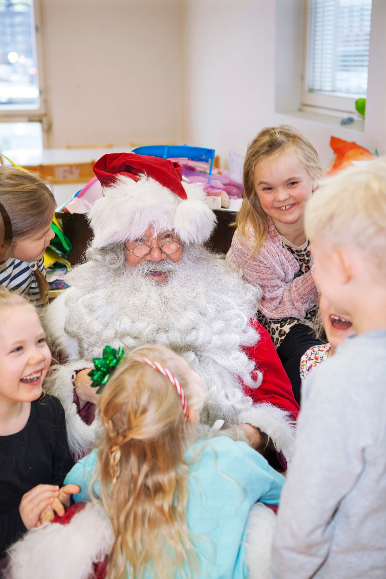 Hampaiden irtoamis­muistelut naurattavat niin lapsia kuin joulupukkia. Oikealla ylhäällä katsoo Ebba Kyllönen, alhaalla vasemmalla katsoo Ester Thun. © Sini-Marja Niska