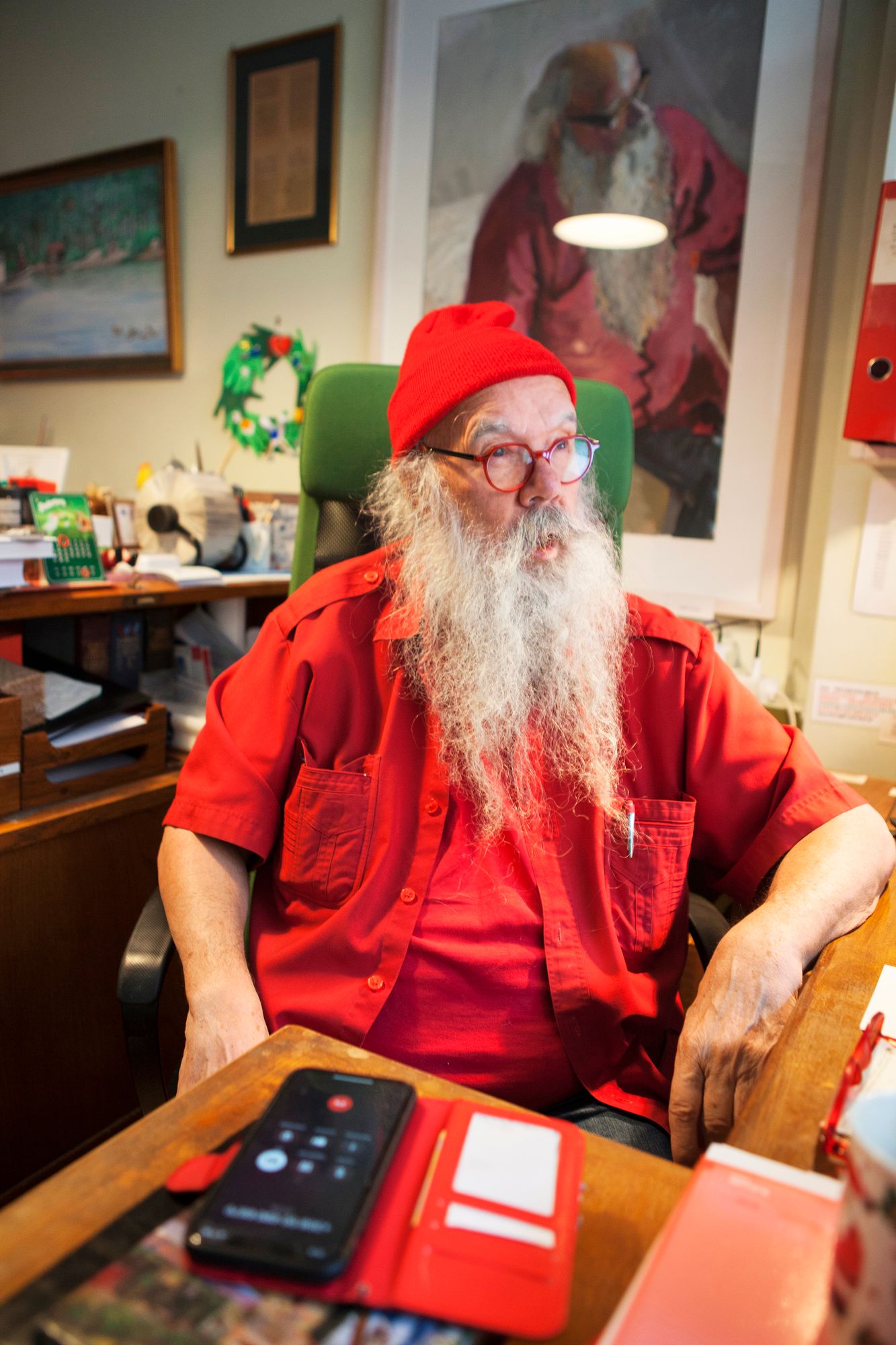Joulupukin toimistossa istuva Pakkasen Timo näyttää ihan joulupukilta ilman varusteitakin. © Sini-Marja Niska
