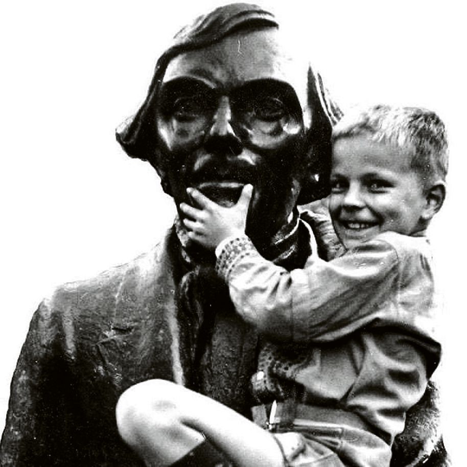 Pikku-Daniel kivisen Elias Lönnrotin sylissä Sammatissa. © Daniel Nylundin kotialbumi