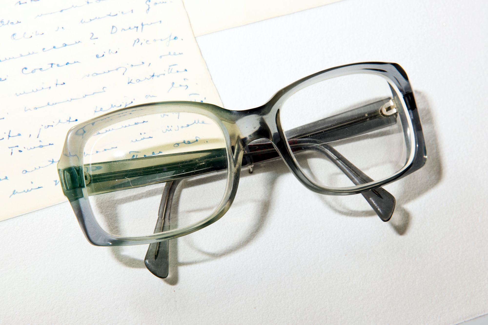 Jo pelkkä silmälasikehysten muoto kertoo vanhemmille sukupolville, että nämä silmälasit kuuluivat tietysti presidentti Urho Kekkoselle. © Tommi Tuomi