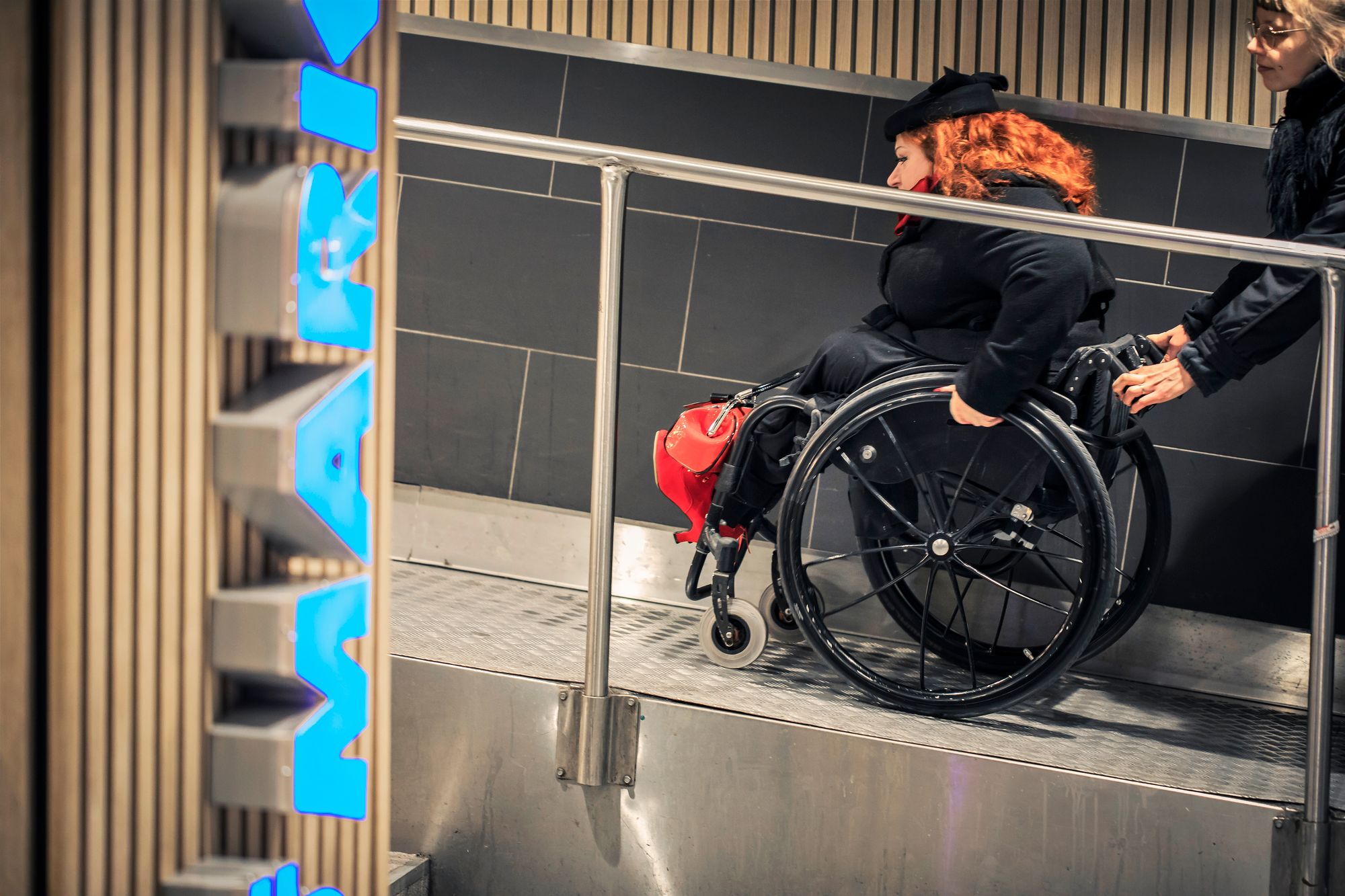 Jyrkät nousut haastavat manuaalisella pyörätuolilla liikkuvia kaupunkilaisia. © Jonne Räsänen