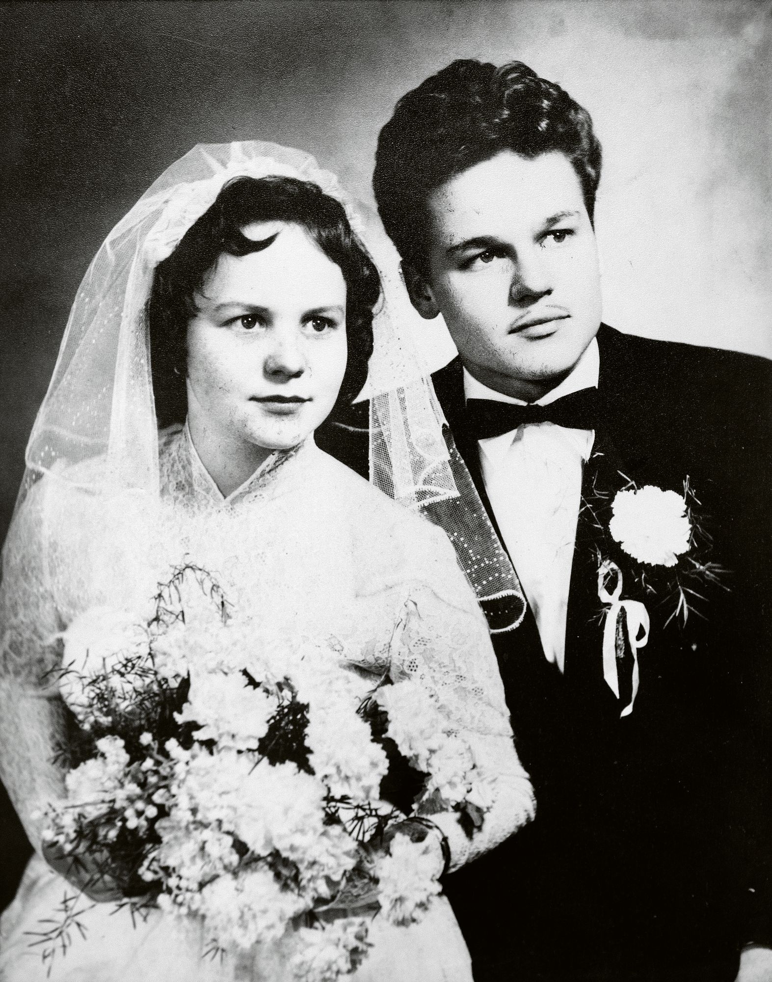 Kerttu oli vasta 17- ja Lasse 18-vuotias, kun heidät vihittiin Kuusankosken kirkossa helmikuussa vuonna 1957. © Tommiskan kotialbumi