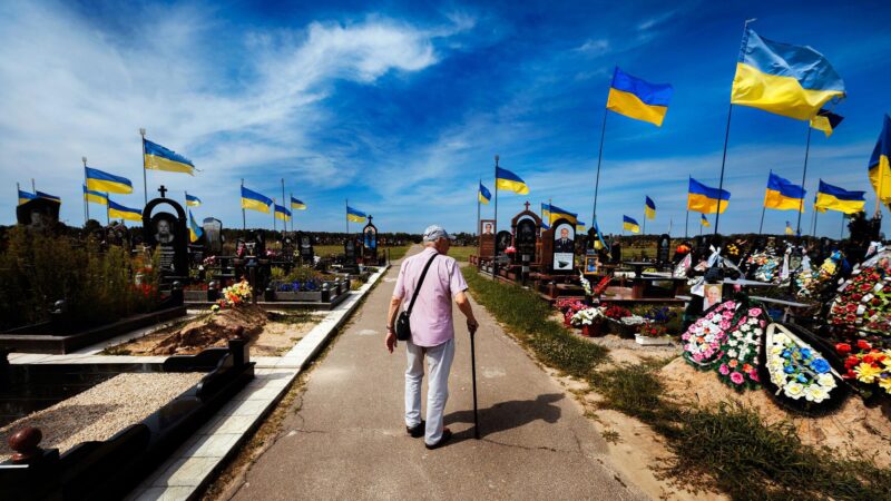 Владимир молча смотрит на разрушения российских захватчиков на могилах погибших украинских воинов. ”Не знаю, сохранились ли могилы моей жены и матери.”
