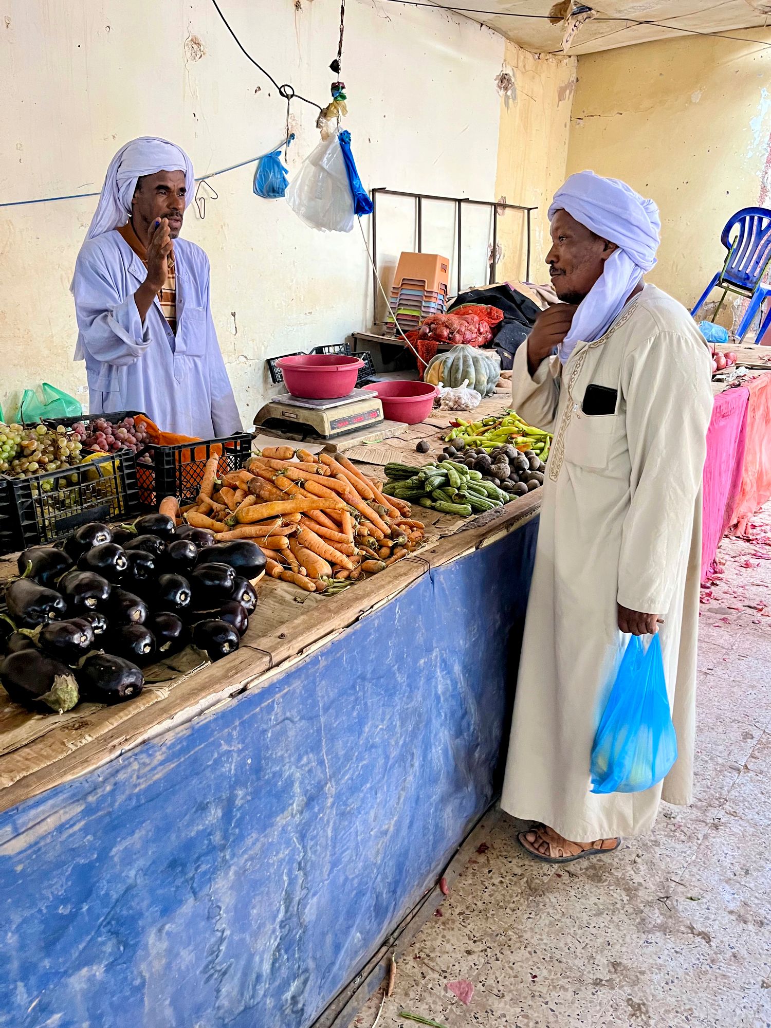 Paikallisessa ruokakaupassa Timimounissa on myynnissä muun muassa kasviksia ja kamelin lihaa. © Eveliina Lauhio