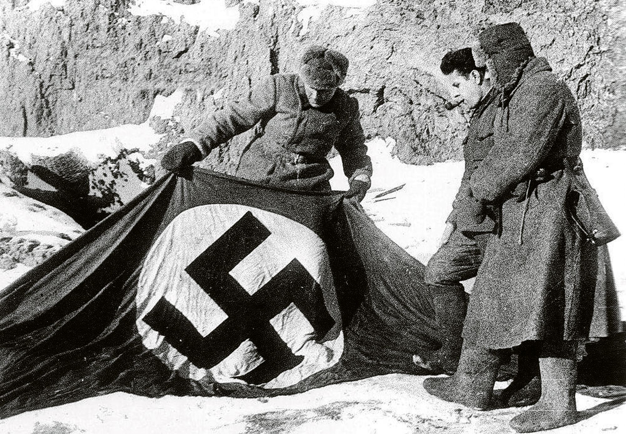 Saksan hakaristi­lippu oli paras mahdollinen sota­saalis Stalingradin voitokkaille puolustajille. © Pictures From History / Universal Images Group / MVPhotos