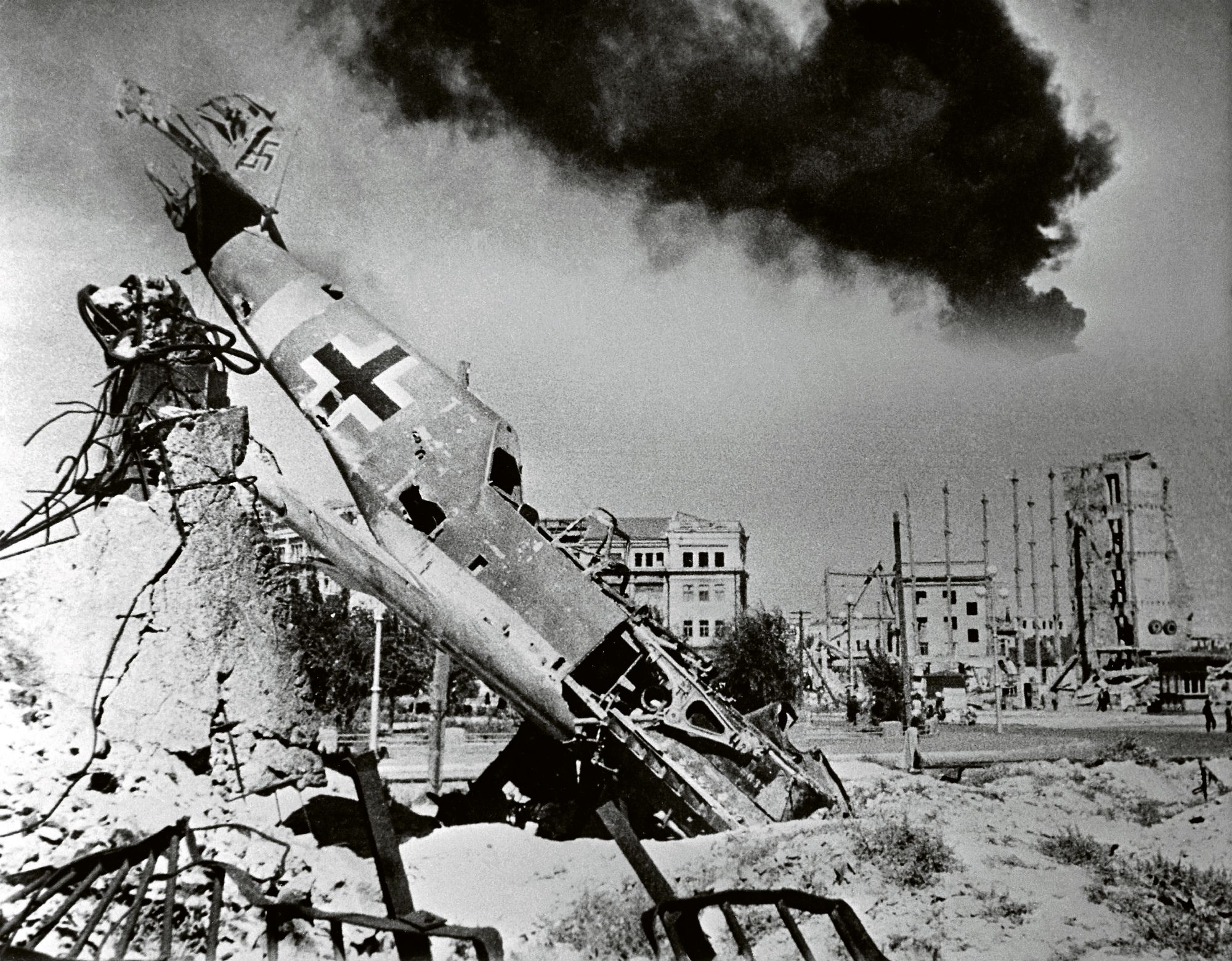 Saksalainen hävittäjäkone Me-109 ammuttiin alas raunioituneen Stalingradin keskustassa. © Pictures From History/Universal Images Group