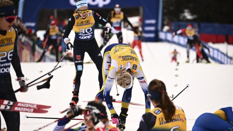 Huippu-urheilija Frida Karlsson tuupertuu Tour de Ski -kilpailussa Val di Fiemmessä tammikuussa 2023.