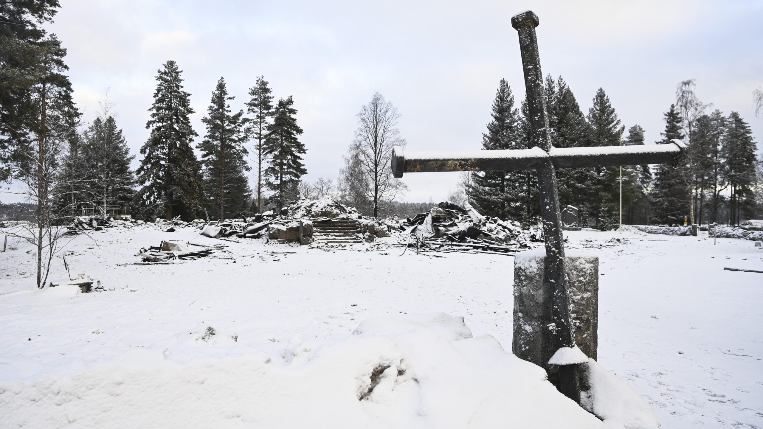 Rautjärven kirkko raunioina lumen alla.