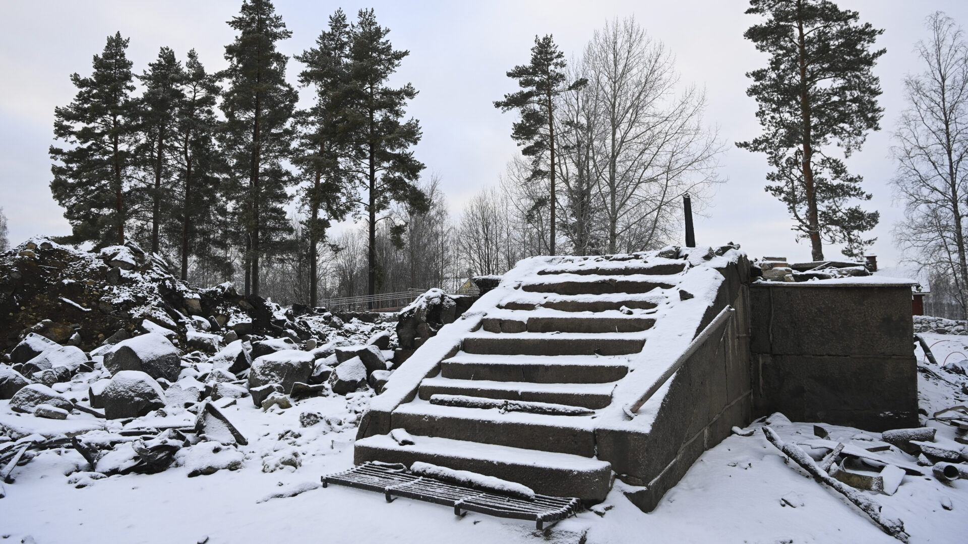 Rautjärven kirkko sytytettiin tuleen jouluaamuna. Tekijä oli yrittänyt estää ihmisten poistumista palavasta rakennuksesta.