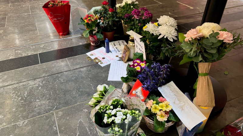 Kauppakeskus Isoon Omenaan on tuotu kukkia ja tervehdyksiä järjestyksenvalvojien kiinni ottamana kuolleen naisen muistolle. Järjestyksenvalvonta kauppakeskuksissa puhuttaa.