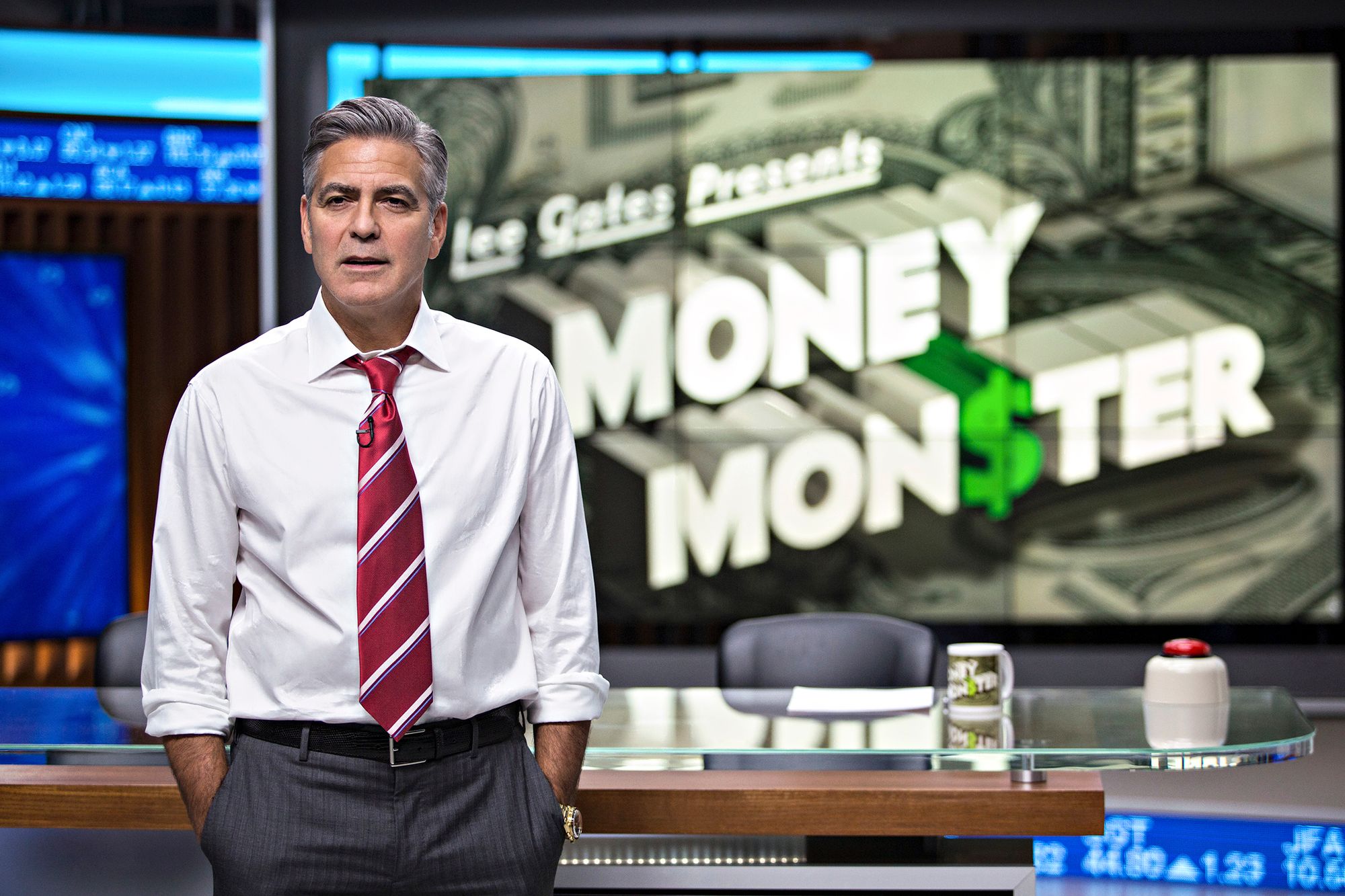 George Clooney näyttelee pörssiohjelman juontajaa, joka joutuu tiukkaan paikkaan.  © Ylen kuvapalvelu