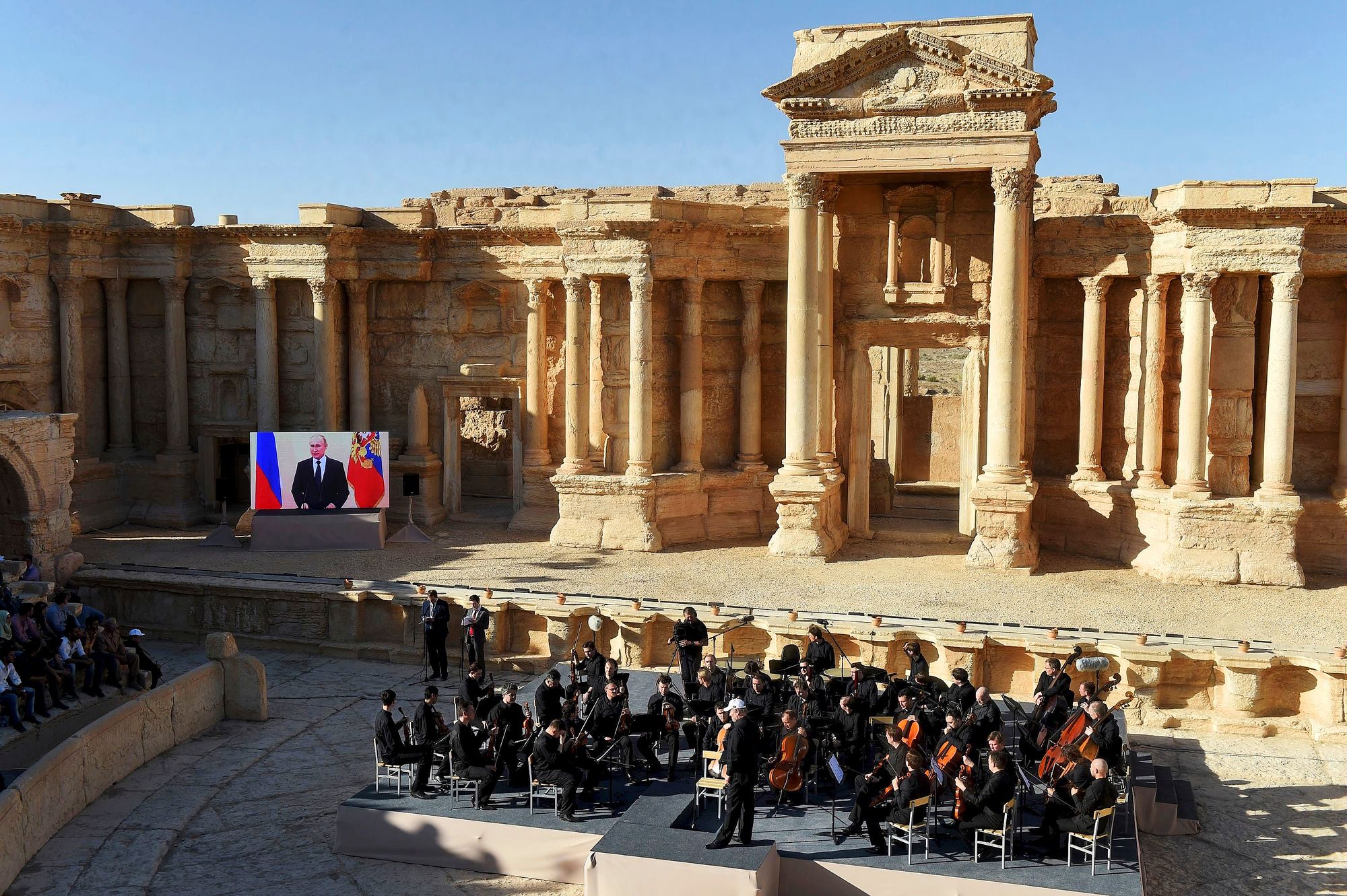 Vuonna 2016 ­Mariinski konsertoi Gergijevin johdolla Syyrian pommitetussa Palmyrassa, mikä tulkittiin Putinin kilven kiillottamiseksi terrorismin vastaisessa taistelussa. © AFP / Lehtikuva
