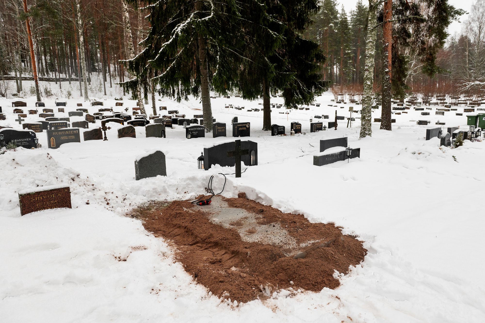 Talvella tehtävää arkkuhautausta varten maata täytyy lämmittää ennen kaivamista. © Linda Varoma