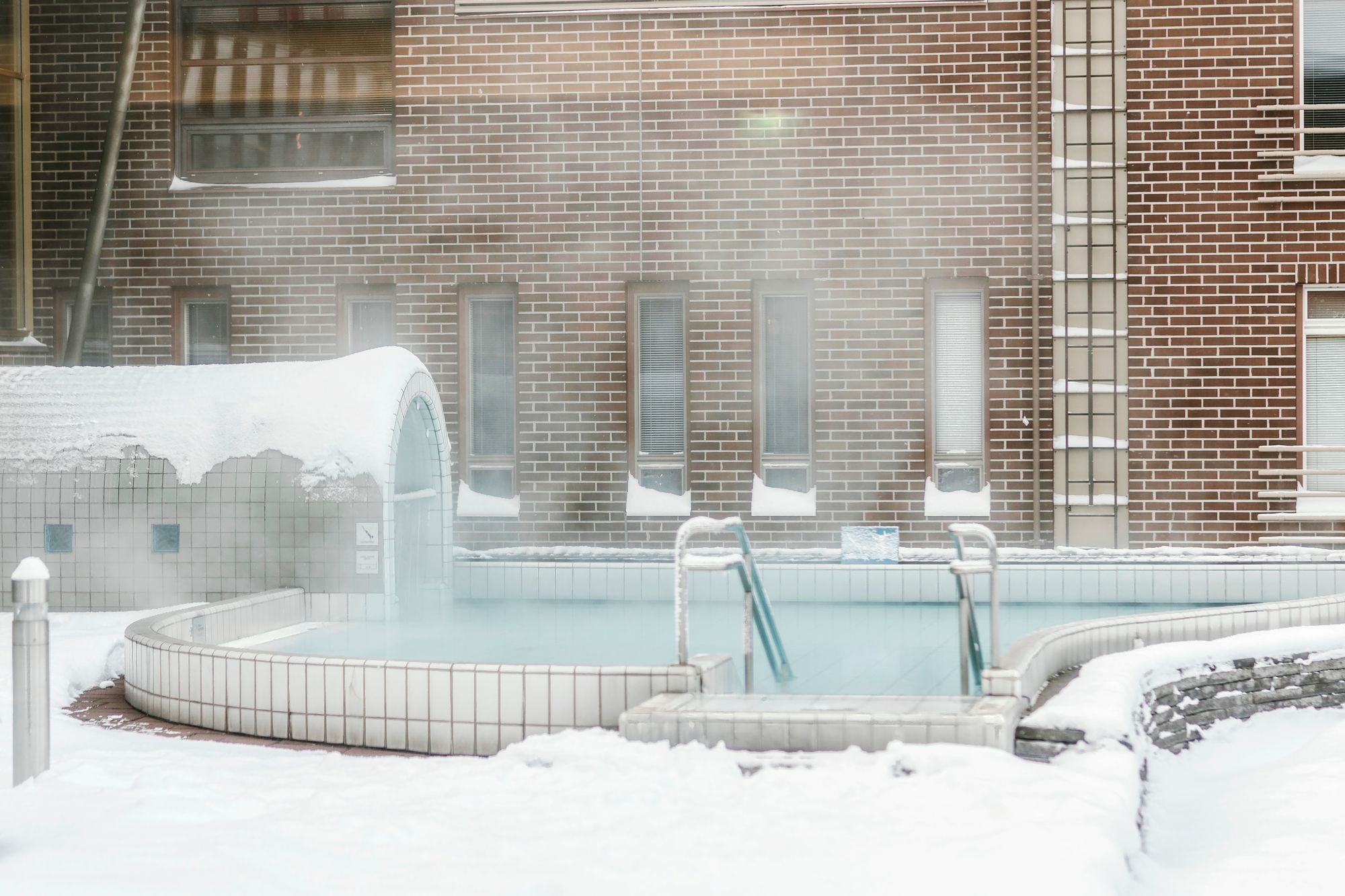 Ulkouima-allas on Imatran kylpylän helmi varsinkin talvella, kun lämpötilaerot ovat suuret. © Jani Kautto