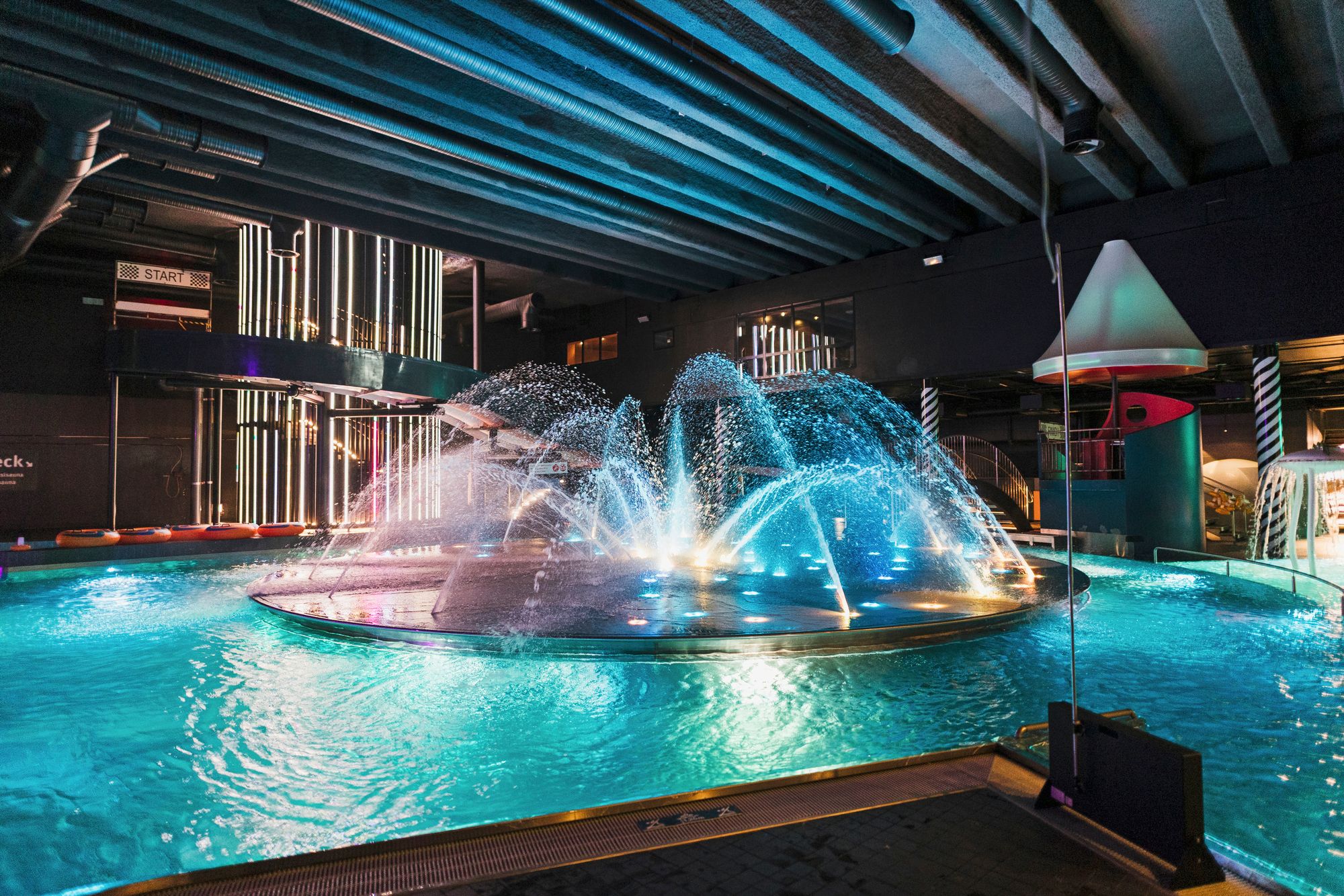 Holiday Club Saimaan keskuspiazzan näytökset yhdistävät vesisuihkuja, musiikkia ja värivaloja. © Jani Kautto