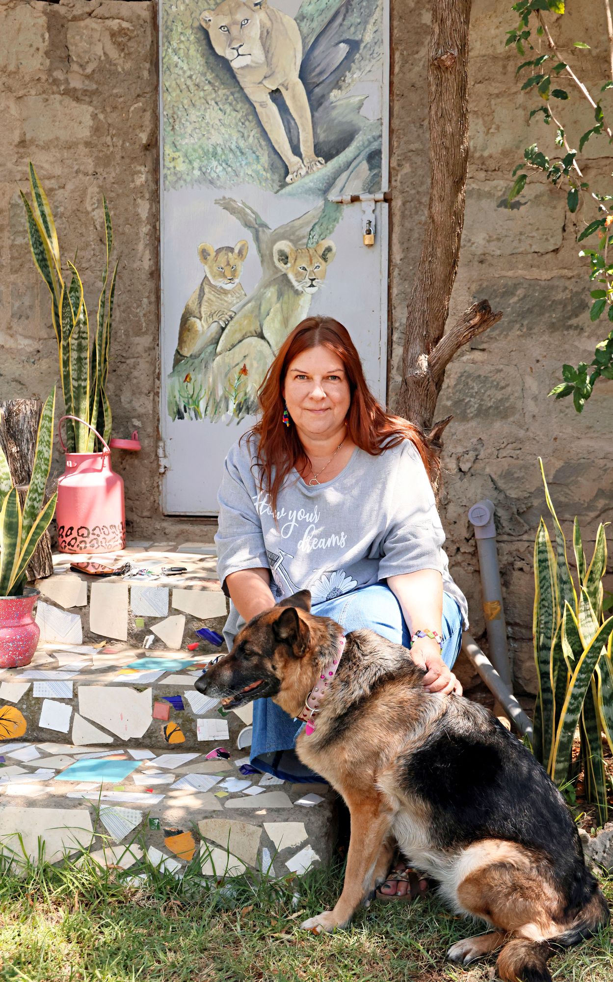 Sari Mannisen perheeseen kuuluu kaksi rescuekoiraa Judy (kuvassa) ja Timmy, kissa Missu ja kolme kanaa. Seinämaalaukset Sari on tilannut paikalliselta taiteilijalta Joel Kararulta. © Päivi Arvonen