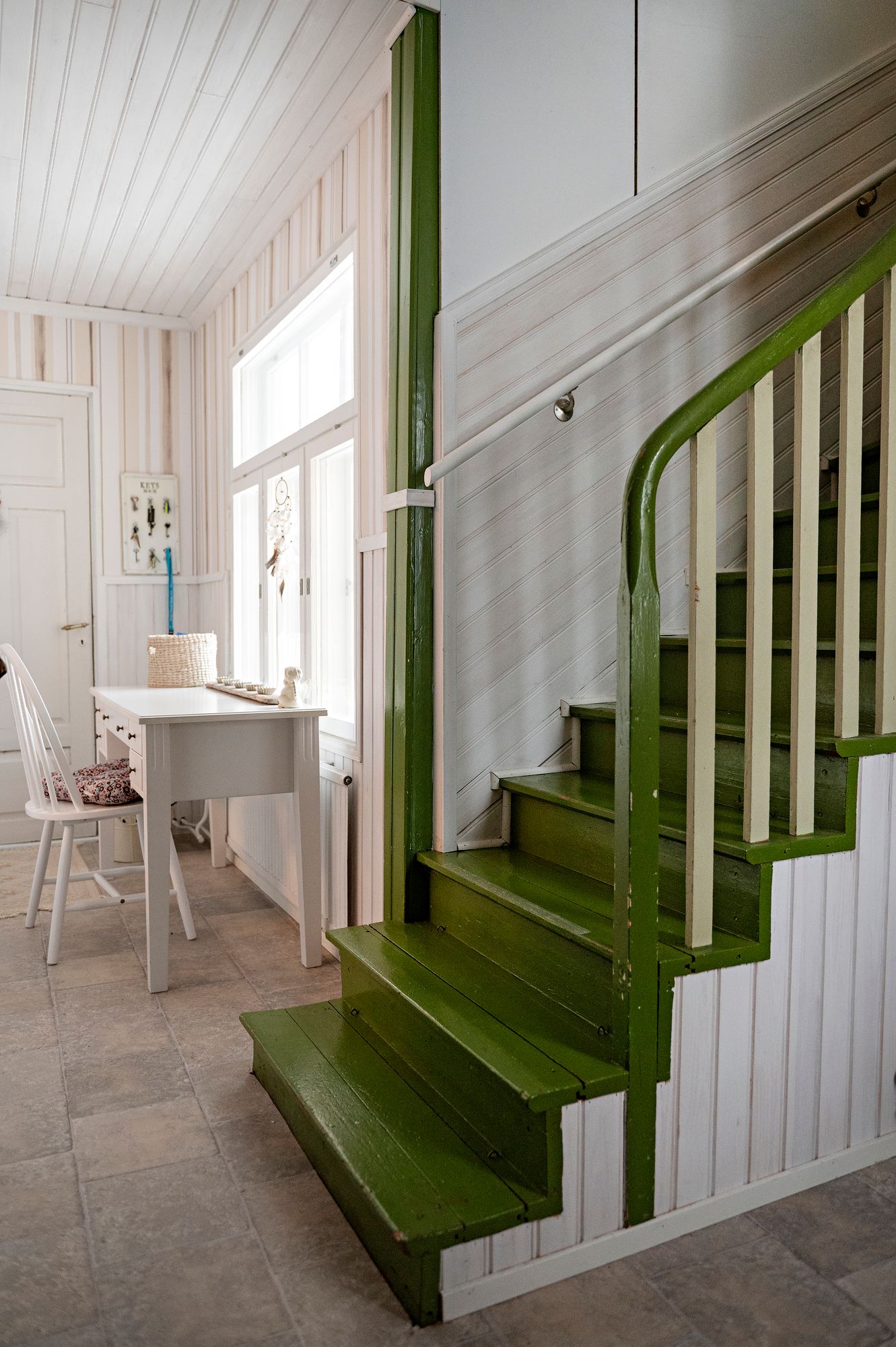 Yläkertaan vievät portaat saivat pitää alkuperäisen vihreän värinsä. © Linda Varoma