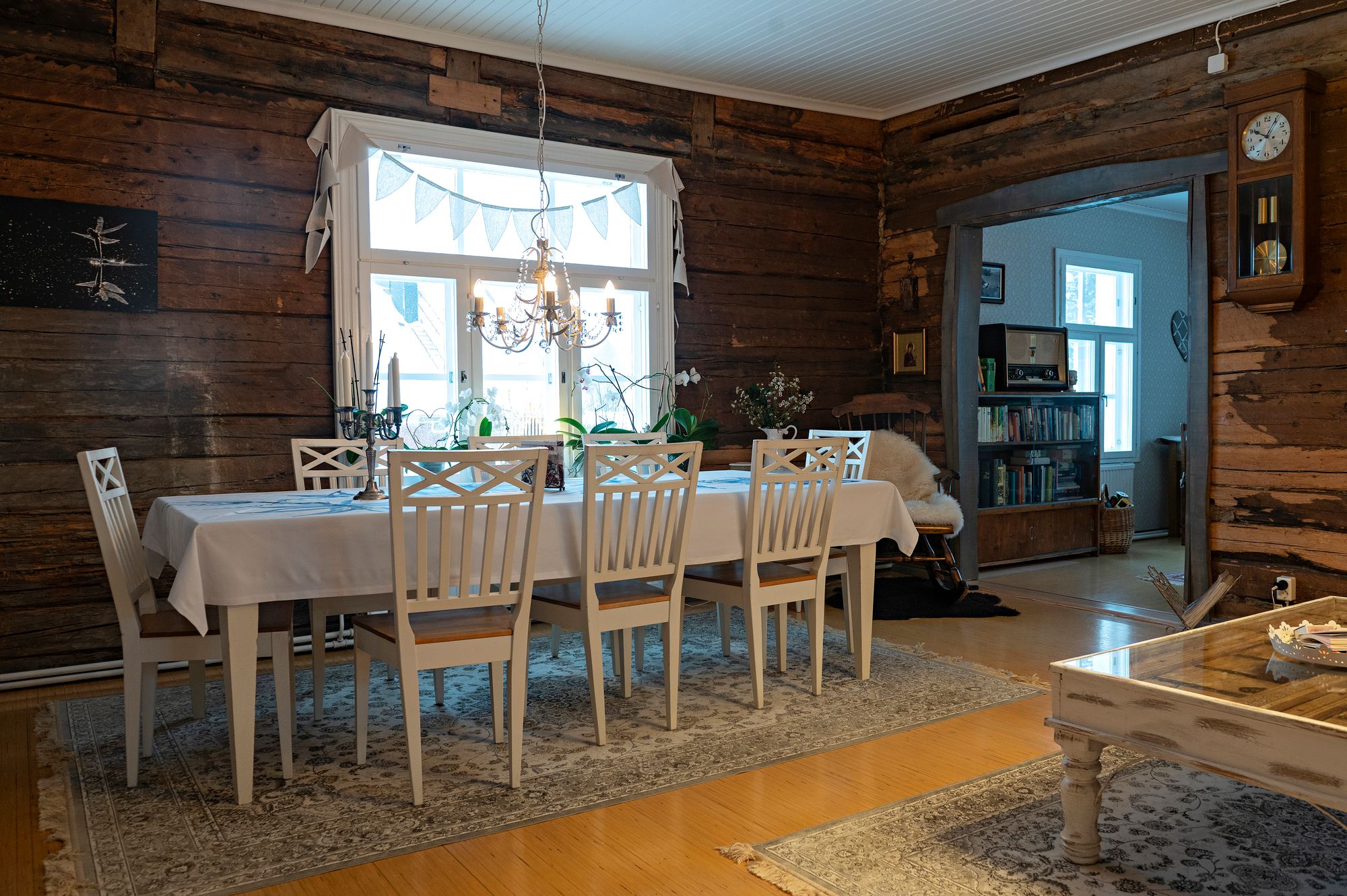 Tuvan ruokapöytä on Nupulle rakas paikka istuskella. Emännän paikka on pöydän vasemmassa päädyssä ja isännän häntä vastapäätä. © Linda Varoma