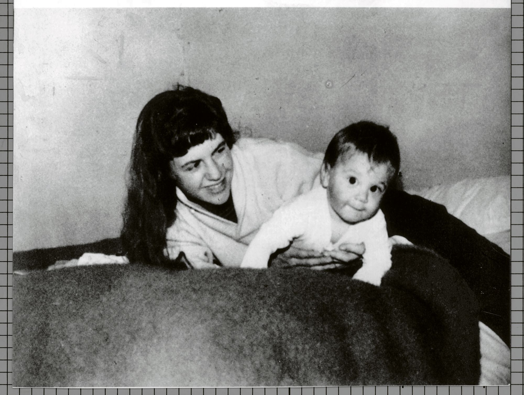 Sylvia Nicholas-poikansa kanssa Devonissa vuonna 1962. © Alamy