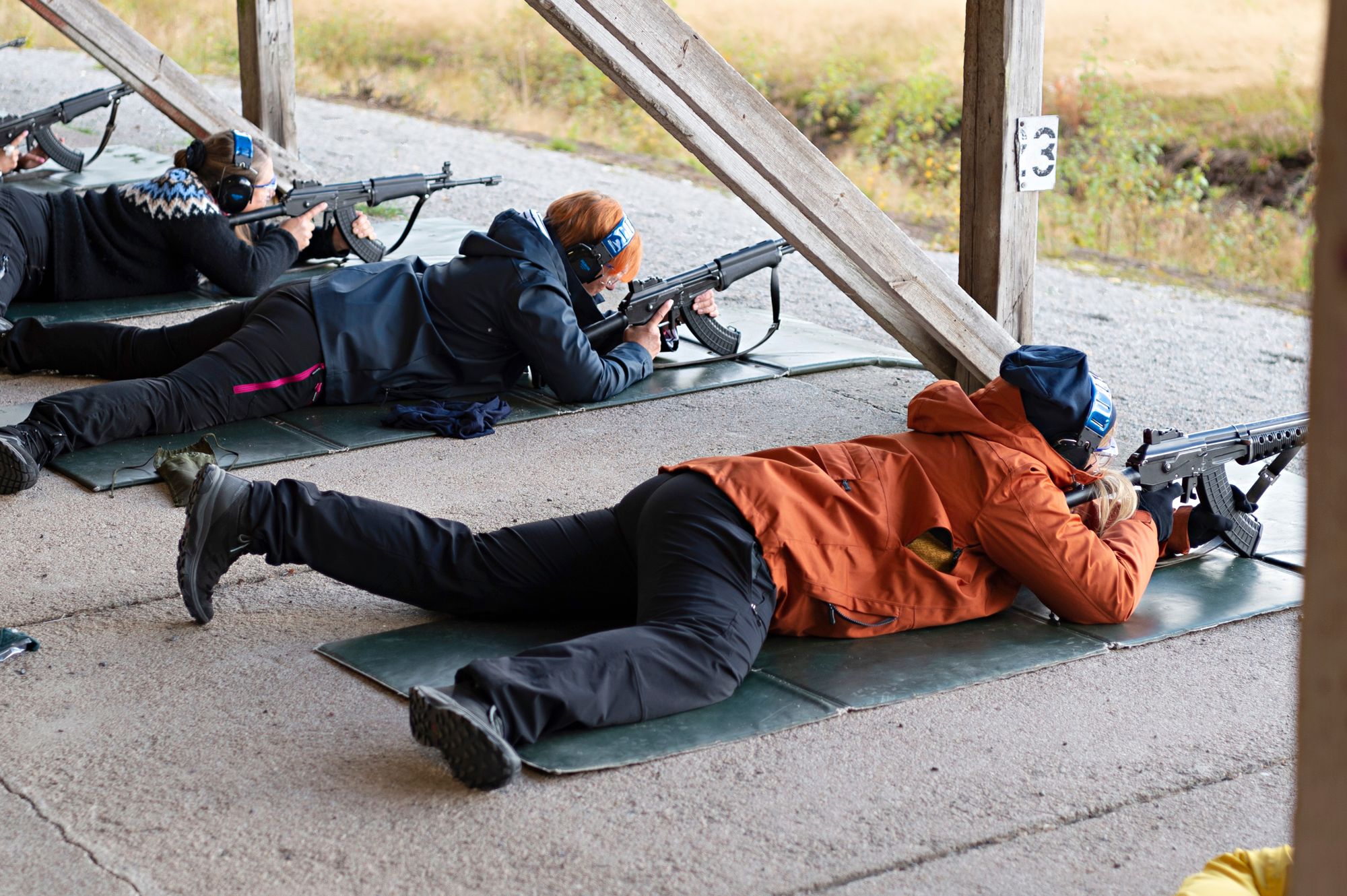 Maanpuolustus: ”Rynnäkkökiväärin käsittelyn ja oikean ampuma-asennon oppii nopeasti”, Minna Kuvaja kertoo. © Veijo Lindgren