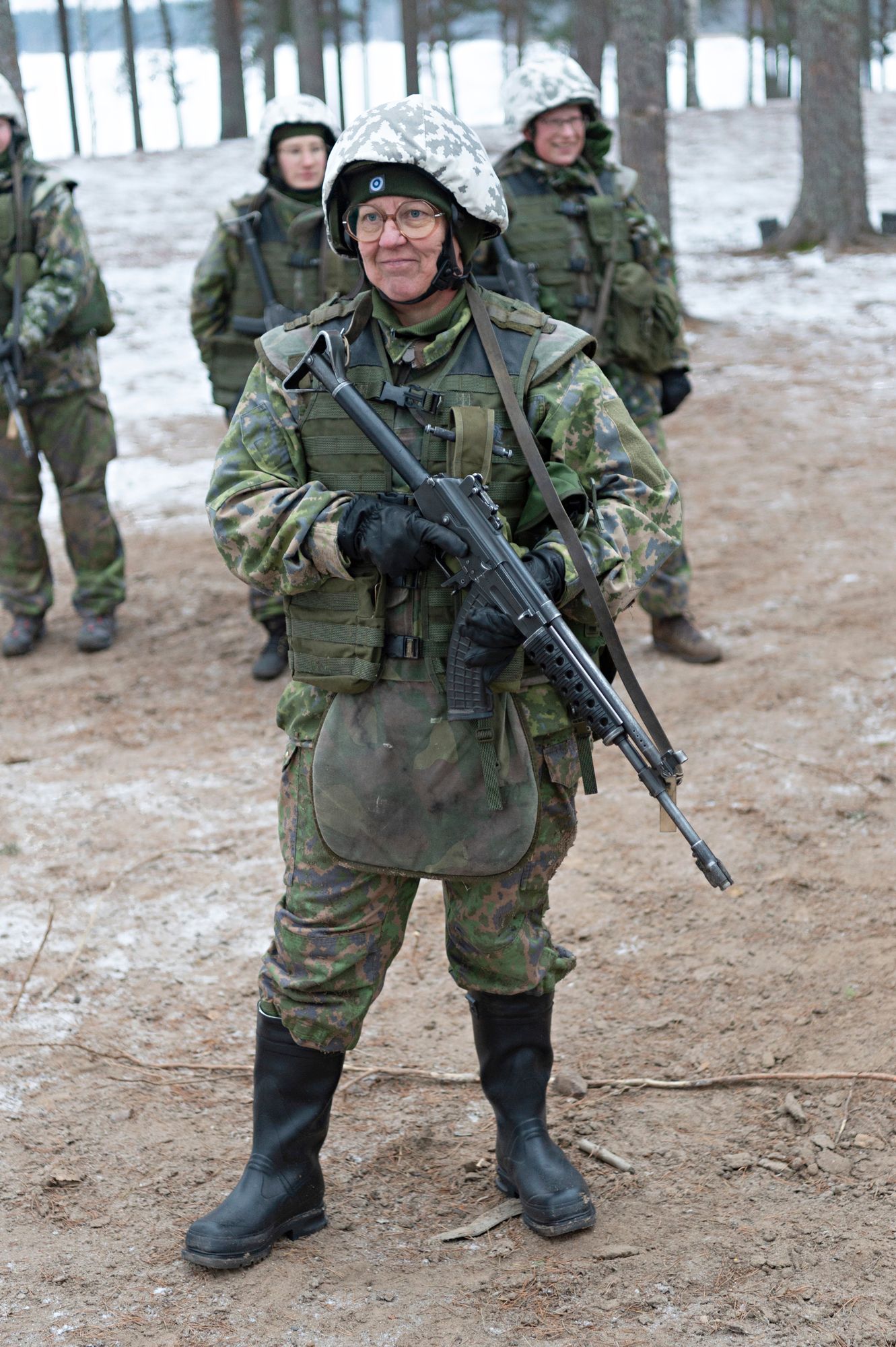 Maanpuolustus kiinnostaa: Venäjän hyökkäys Ukrainaan sytytti sairaanhoitaja Minna Kuvajassa halun oppia toimimaan poikkeusoloissa. © Veijo Lindgren