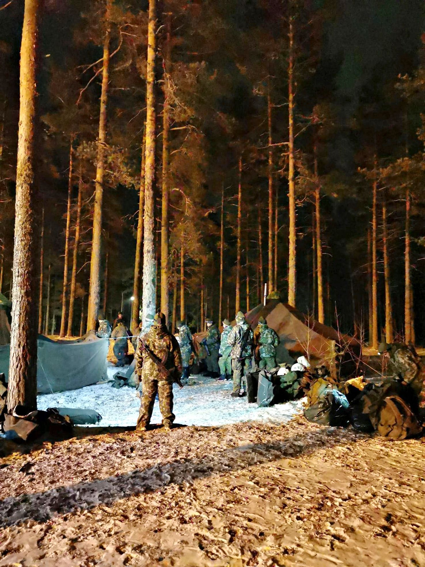 Maanpuolustus: Kurssilaiset pystyttivät puolijoukkueteltat yöpymistä varten ja opiskelivat muun muassa ammuntaa ja maastossa liikkumista. © Veijo Lindgren