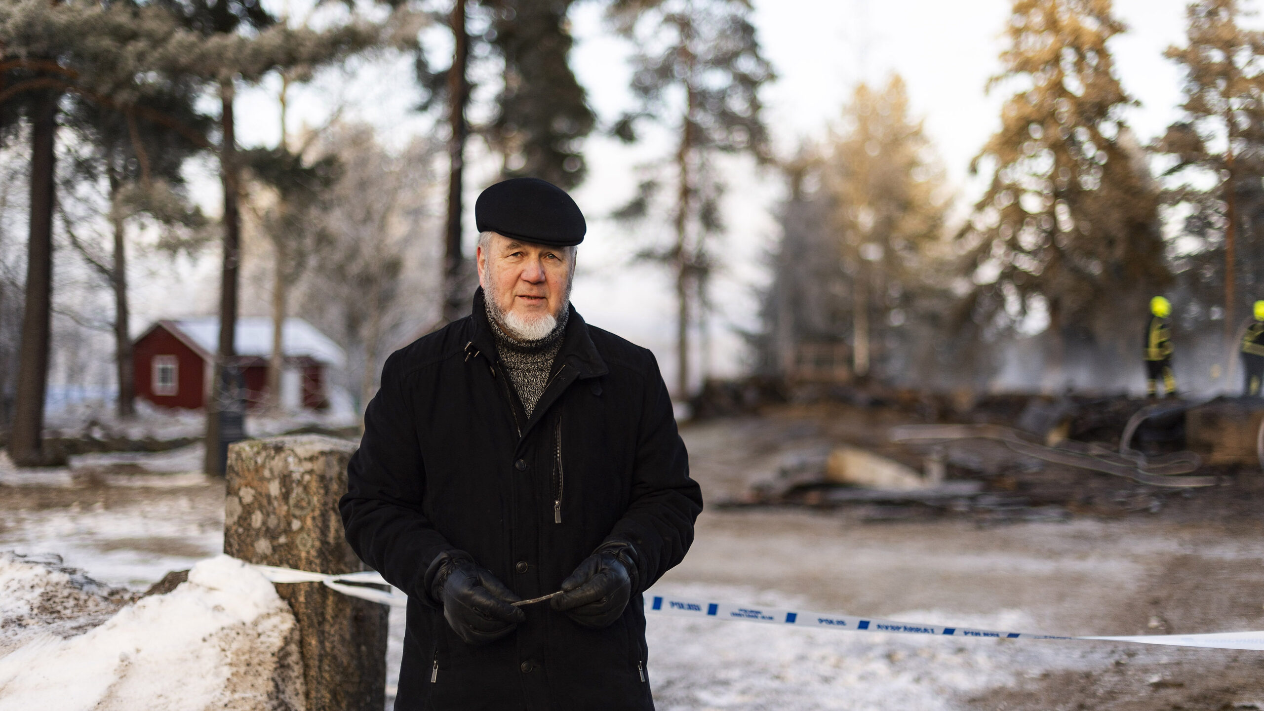 Rautjärven kirkon rauniot savusivat vielä taustalla, kun entinen kirkkoherra Kari Luumi kertasi tapahtumia medialle joulupäivänä.