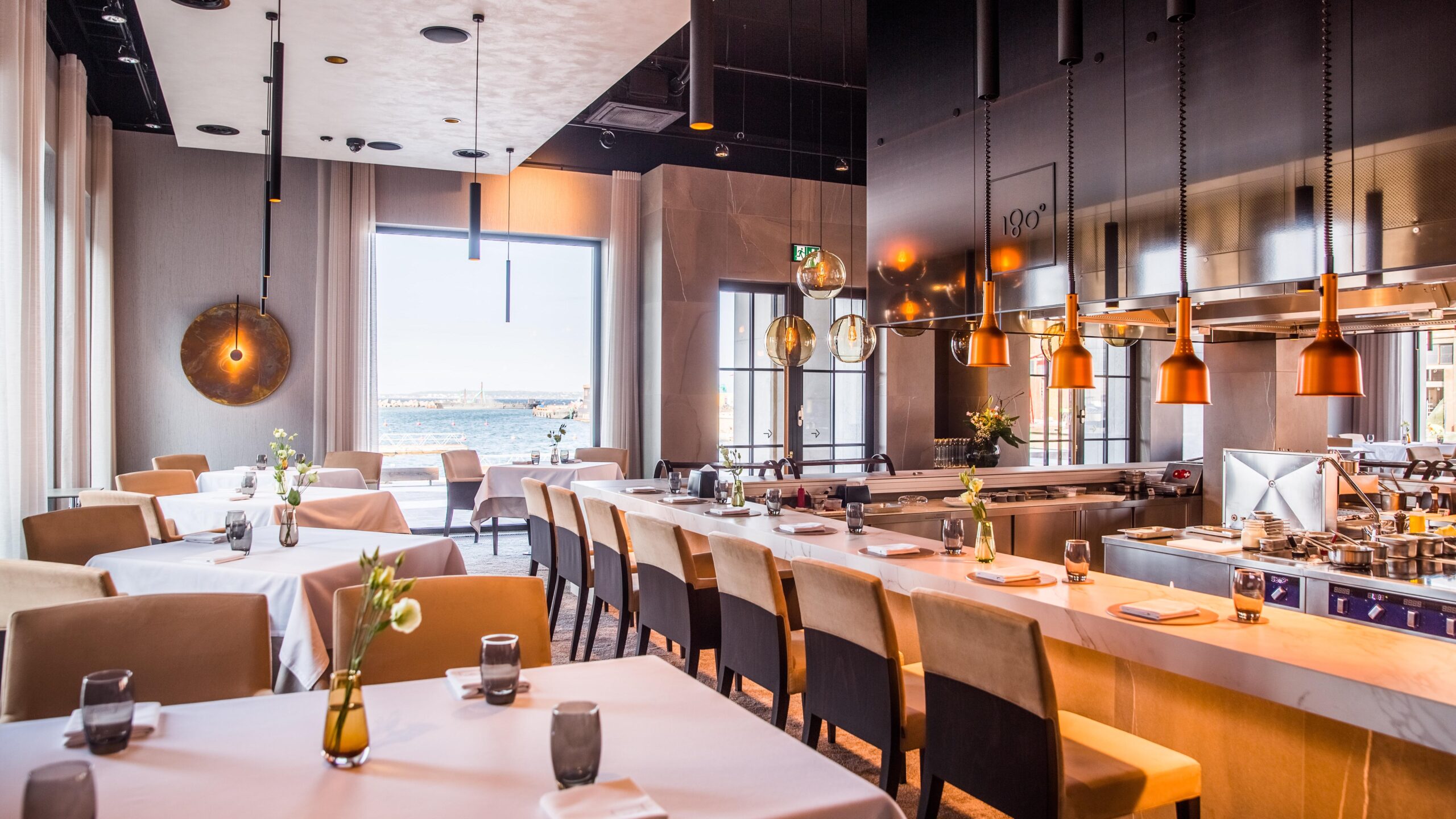 Tallinnan parhaat ravintolat 2023 -lista sisältää monta vaihtoehtoa, kuten 180 degrees -ravintolan.