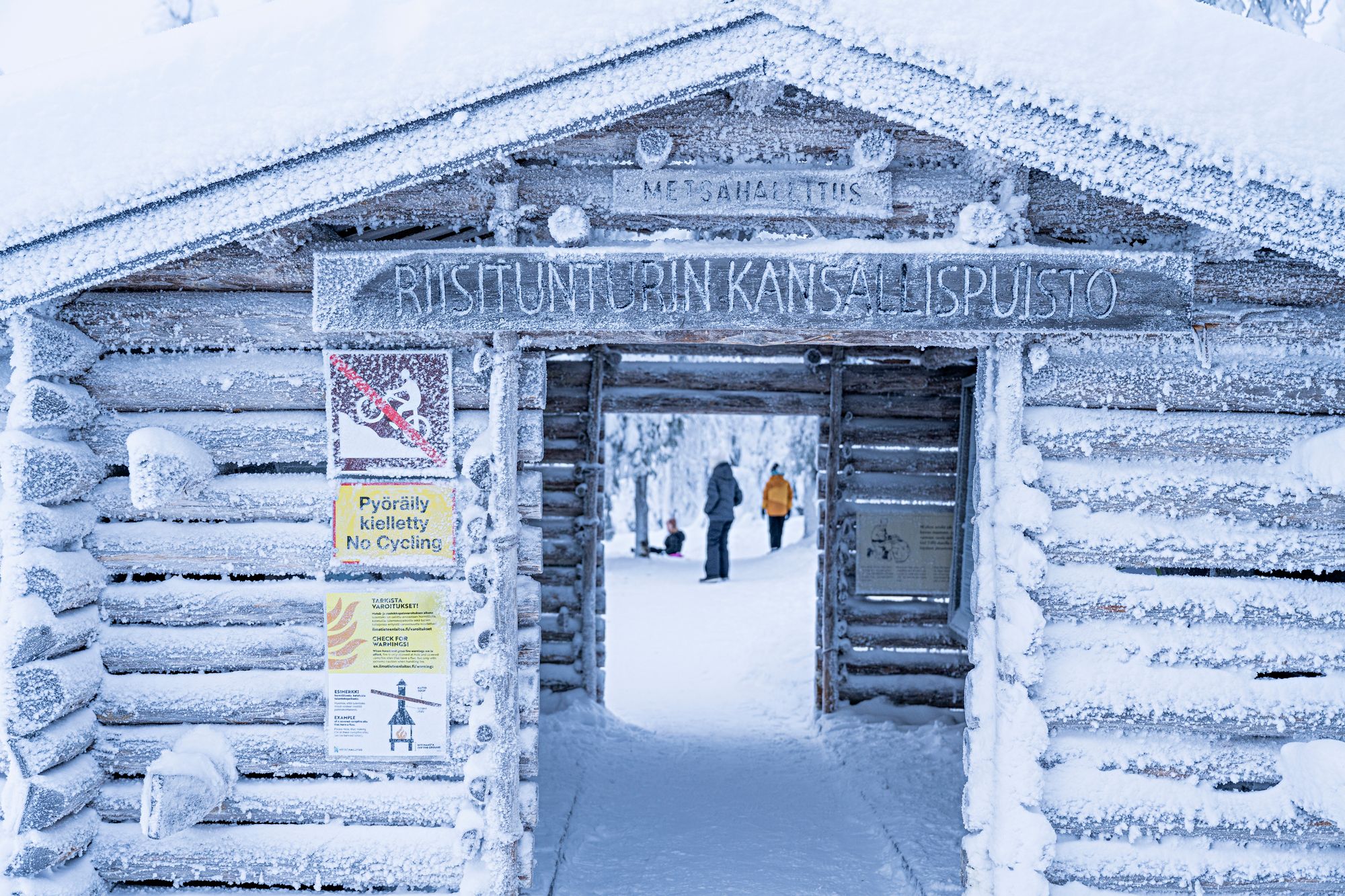 Talvisessa kansallispuistossa voi retkeillä lumikenkäillen, mutta patikoijien tallomia polkuja pitkin kulku onnistuu myös jalan. © Vesa Tyni 