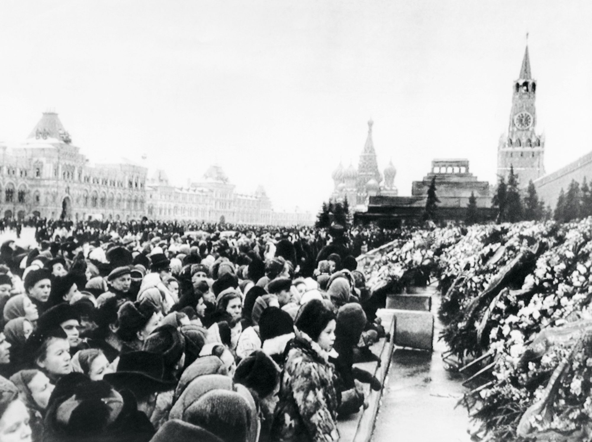 Kremlin edustan Punainen tori täyttyi kukkalaitteista ja surevista ihmisistä. © Everett / Lehtikuva