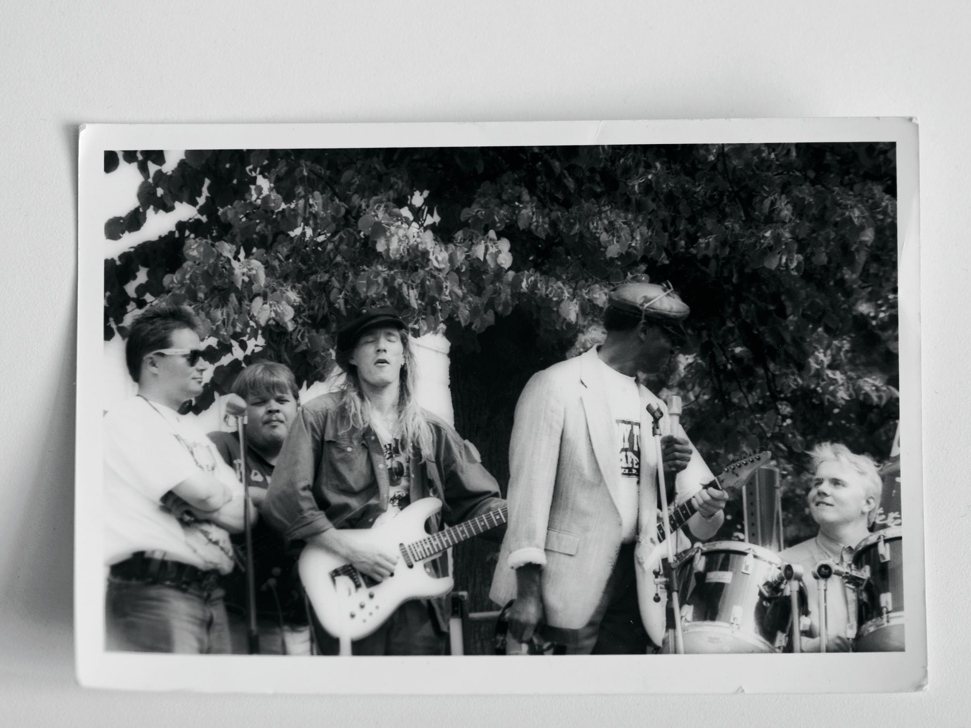 Markus Raivio rumpujen takana vuoden 1993 Pori Jazzeilla, joilla hän soitti amerikkalaisen Jimmy Lawsonin yhtyeessä. Kitarassa Maikkeli Lundgren. © Markon kotialbumi