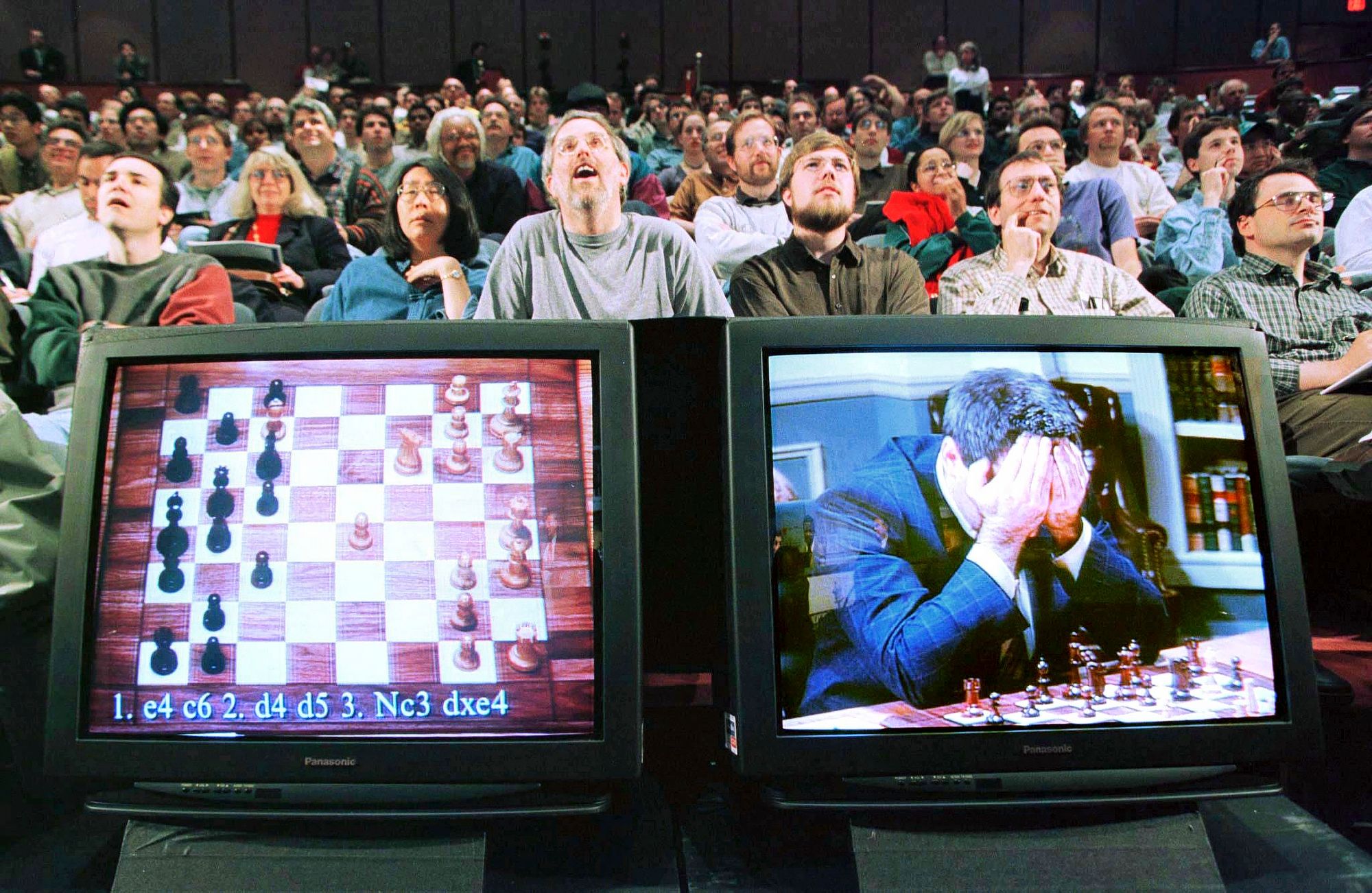 Shakin maailmanmestari Garri Kasparov hermoili otellessaan Deep Blue -tietokonetta vastaan 11. toukokuutta 1997. Kasparov antautui ratkaisevassa pelissä 19 siirron ja runsaan tunnin jälkeen. Deep Blue voitti ottelun ­pistein 3,5-2,5.  © Peter Morgan / Reuters / MVPhotos
