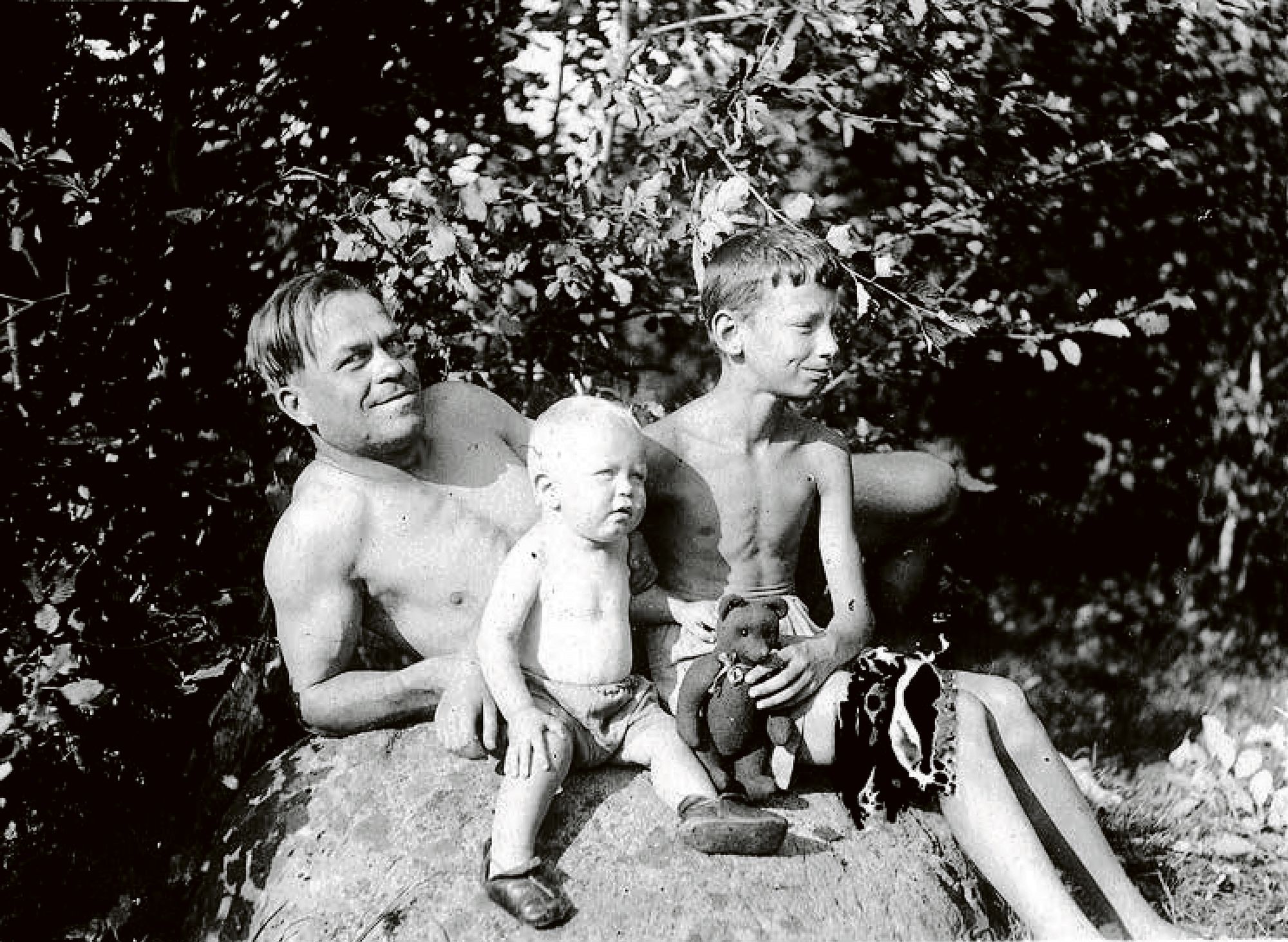 Emil Vaateri poikiensa Alfredin ja Levin kanssa. Lev syntyi Emilin ensimmäisestä avioliitosta 1927. Vuonna 1937 syntyneen Alfredin äiti oli toinen vaimo Margit. © Kain kotialbumi