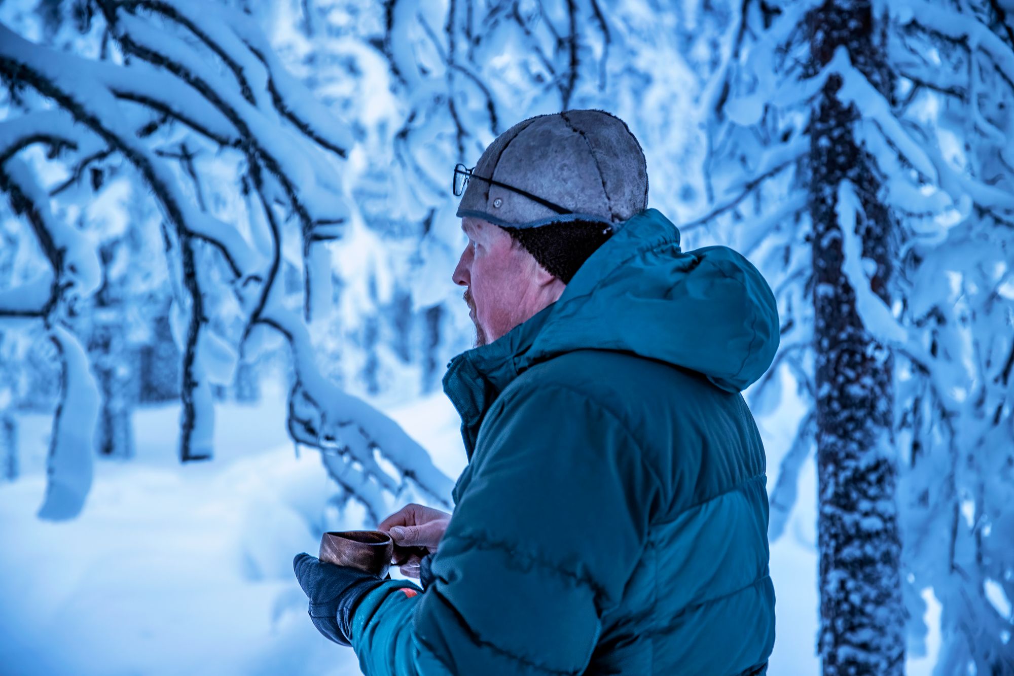 Kolme vuosikymmentä palvellut kuksa on uskollinen matkakumppani. Kuuma variksen­marjamehu lämmittää kovassa pakkasessa. © Marjo Tynkkynen