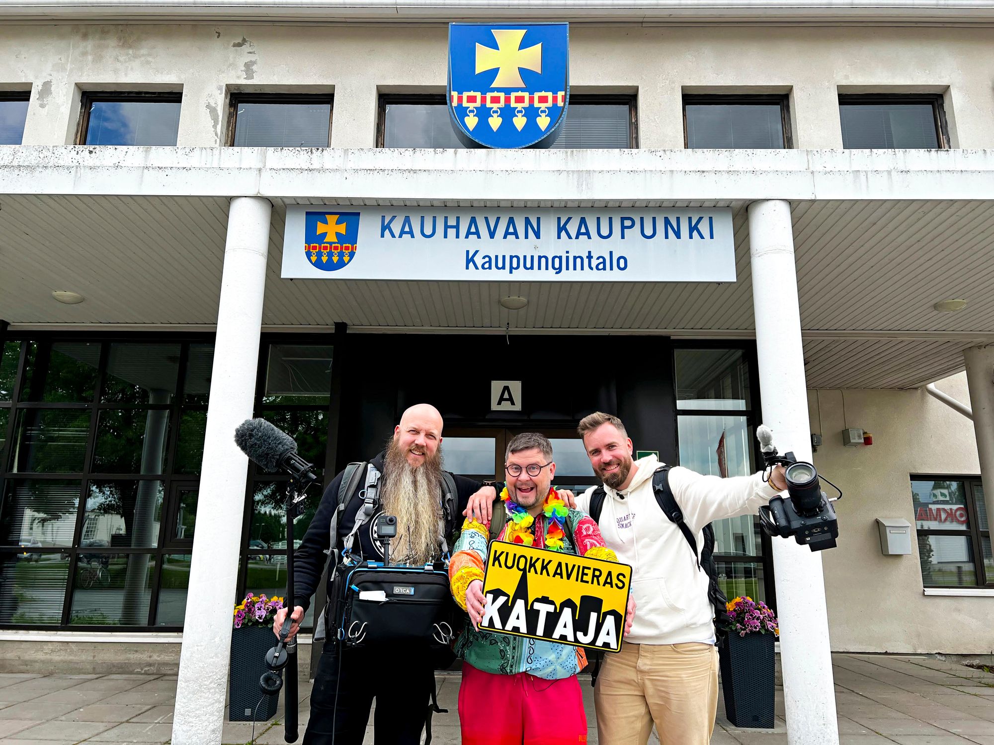 Kuokkavieras Kataja -ohjelmantekijät Hannu Pyyhtiä, Janne Kataja ja Sami Auru.