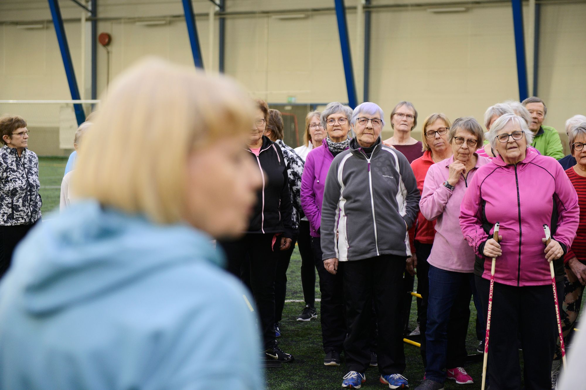Patruuna-areenan jumpparyhmä on suosittu. Tälläkin kertaa mukana on yli 60 kunnostaan huolta pitävää ikäihmistä. © Juha Harju