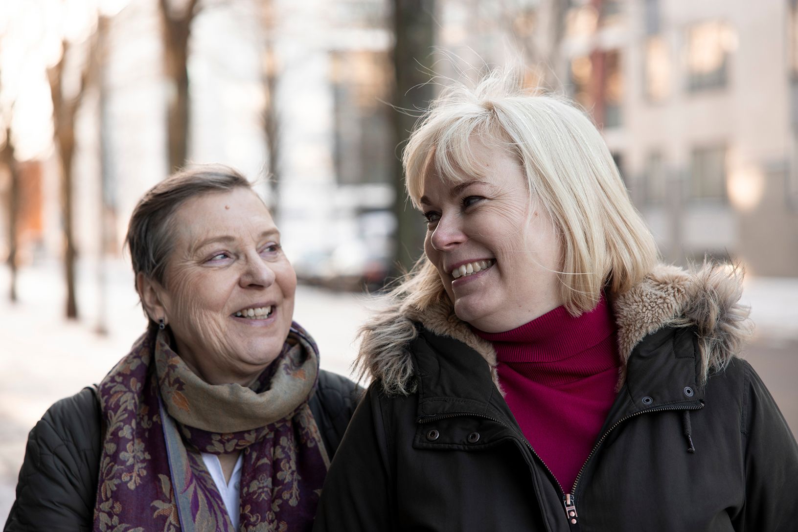 Romaanin kannessa on kuva Meri Eskolasta äitinsä kanssa, kirjailija kertoi Marja-Terttu Yli-Sirniölle. © Tommi Tuomi