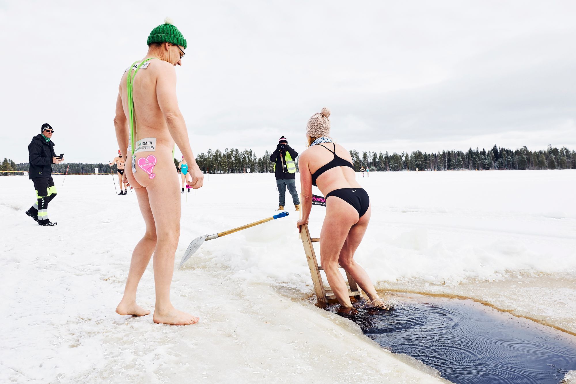 Tanja Lauri ja Mika Lampinen pulahtivat kilometrin lenkin jälkeen avantoon ja jatkoivat sen jälkeen hiihtoa. © Sara Pihlaja 