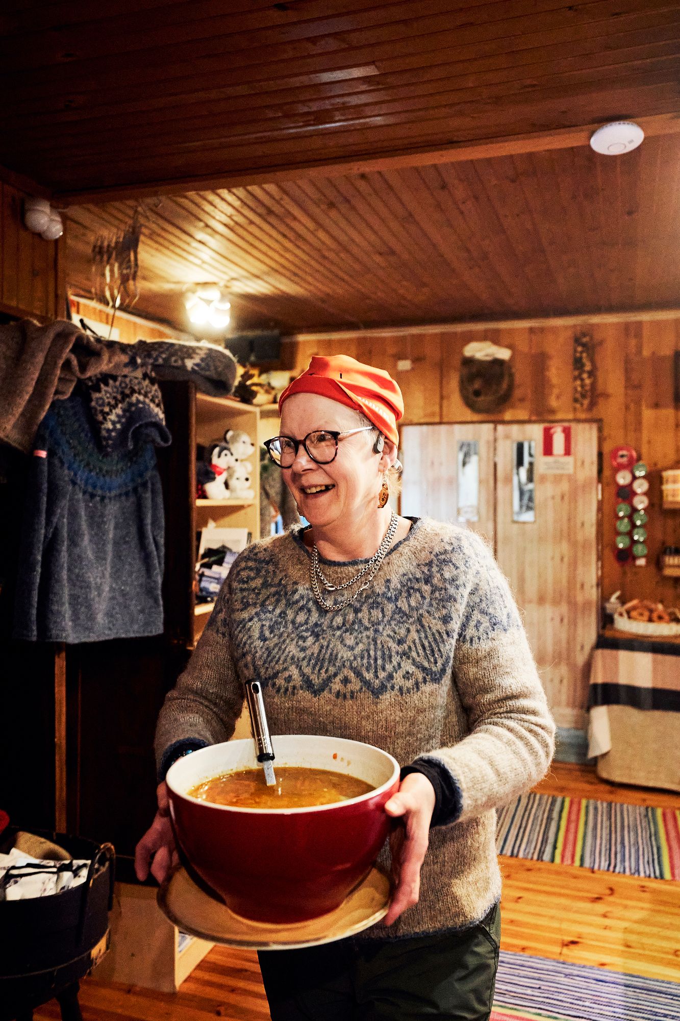 ”Tämä oli hillittömän hauska tapahtuma ja oli hyväntuulista porukkaa”, toteaa hiihtäjille keittoa tarjoillut yrittäjä Pirjo Niinimäki. © Sara Pihlaja