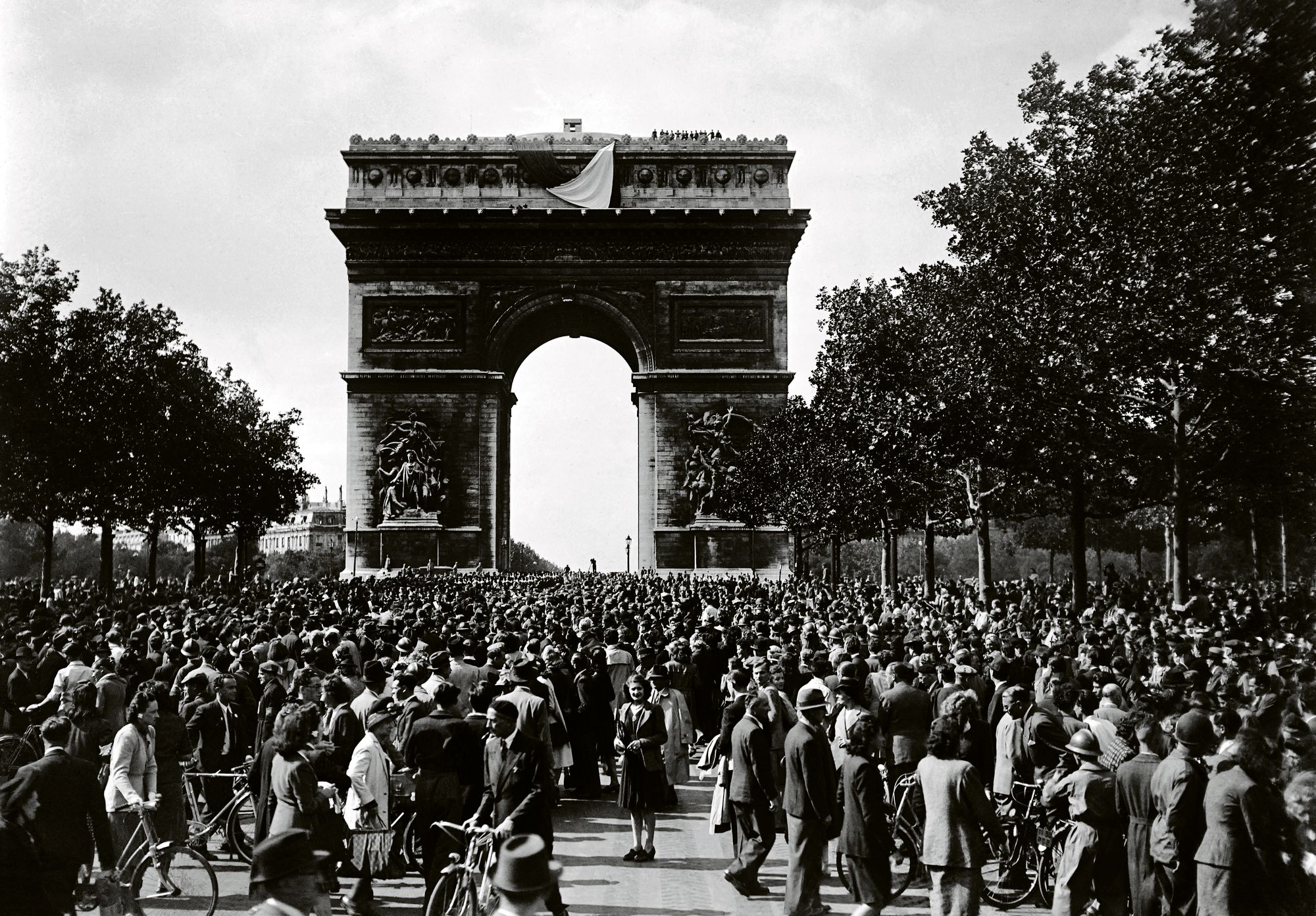 Ranskalaiset riemuitsivat Pariisin vapautuessa natsien hirmuvallasta elokuussa 1944. © MVPhotos