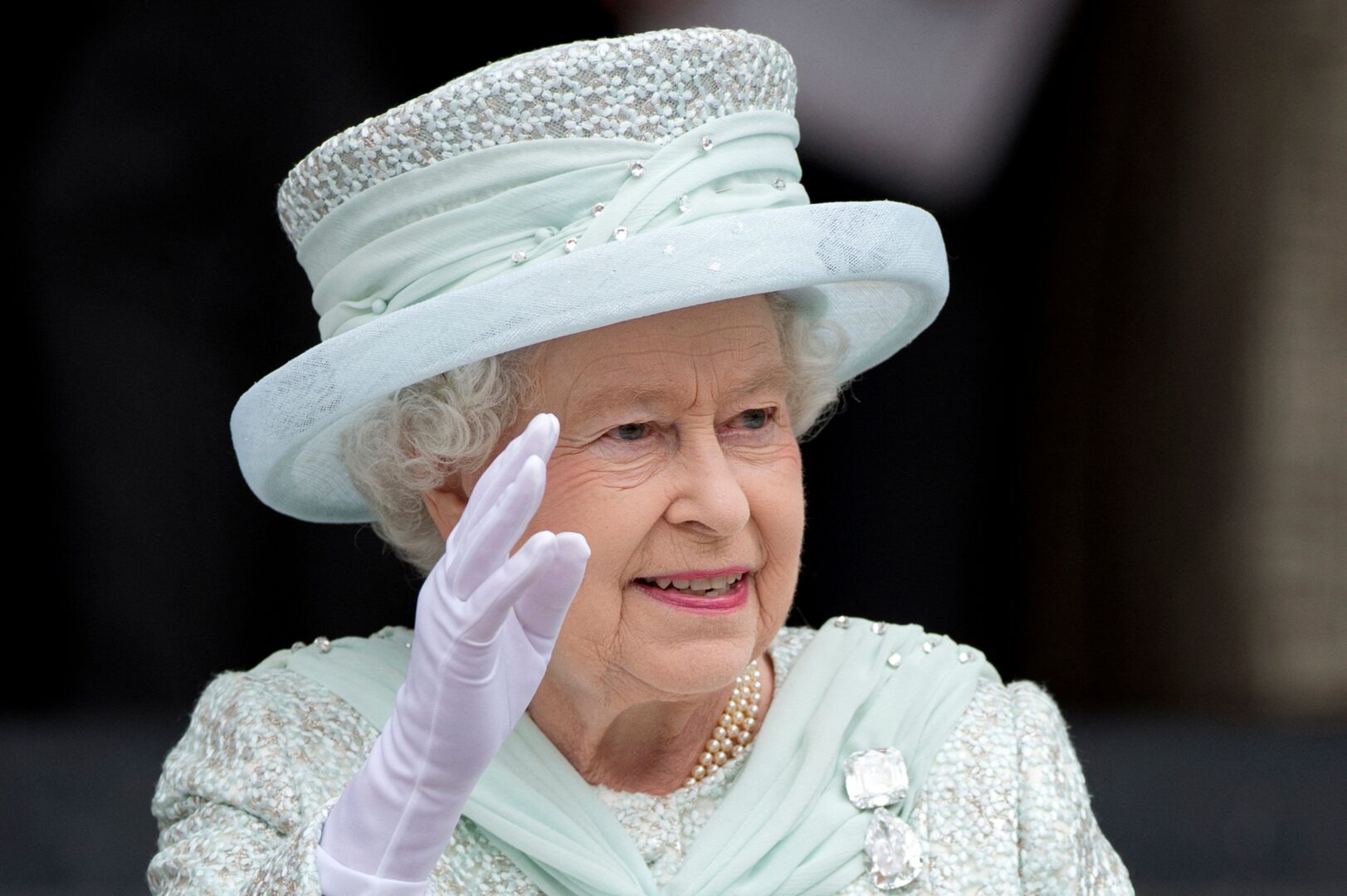 Kuningatar Elisabet käytti Cullinnan III ja VI -timantteja rintakoruna.